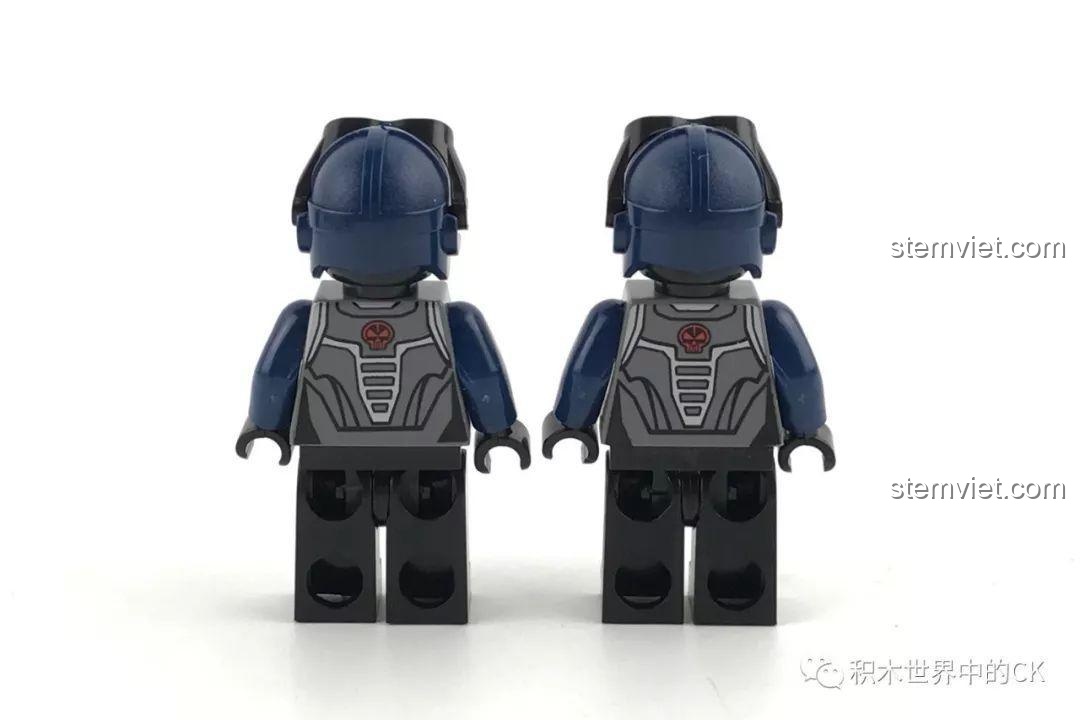 Mặt sau của minifigure Douglas và George trong bộ lắp ghép Enlighten 2716 Máy Bay Ném Bom Tia Chớp Đen, thể hiện chi tiết trang phục. Đồ chơi lắp ráp chất lượng.