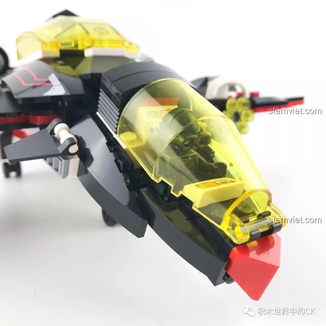 Máy bay ném bom Enlighten 2716 Máy Bay Ném Bom Tia Chớp Đen nhìn trực diện khi hạ cánh, chi tiết càng. Đồ chơi mô hình máy bay quân sự.
