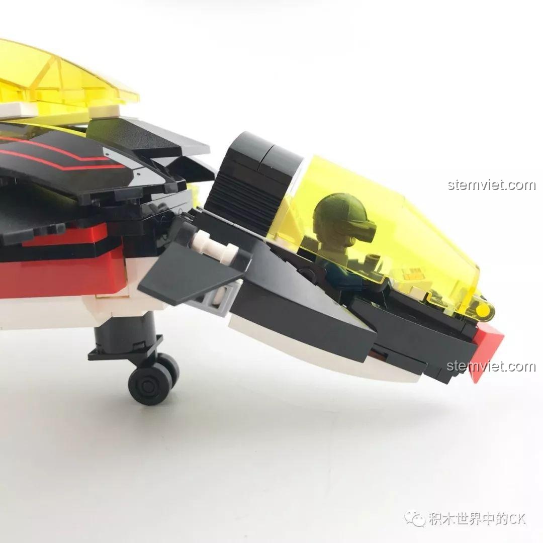 Buồng lái phía trước của Máy bay ném bom Enlighten 2716 Máy Bay Ném Bom Tia Chớp Đen mở ra, lộ ra khoang điều khiển. Đồ chơi mô hình máy bay chiến đấu.