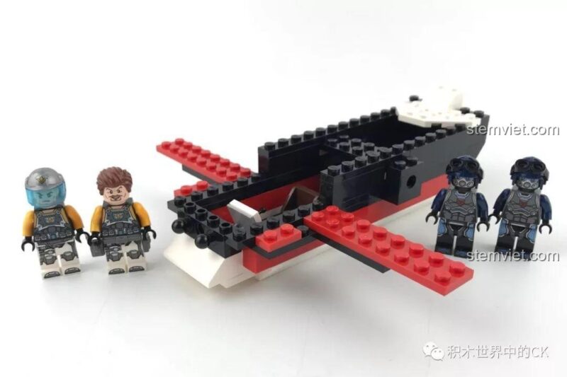 Mặt sau của minifigure Hans trong bộ lắp ghép Enlighten 2716 Máy Bay Ném Bom Tia Chớp Đen, chi tiết giáp. Đồ chơi lắp ráp cho bé trai.