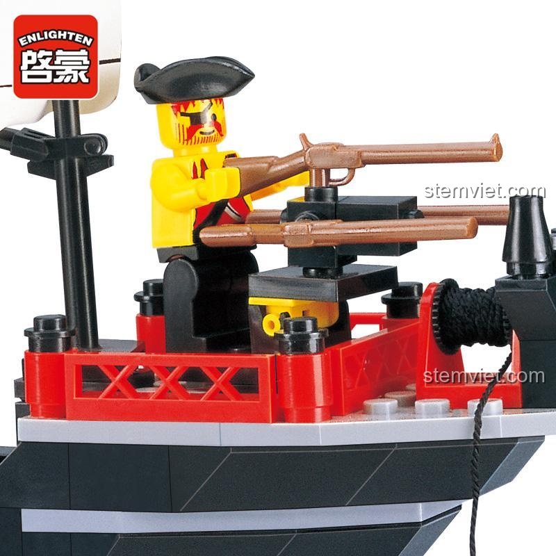 Minifigure pháo thủ trên đồ chơi mô hình Tàu Hải Tặc Barbara Enlighten 301, với súng trường và chi tiết tỉ mỉ.