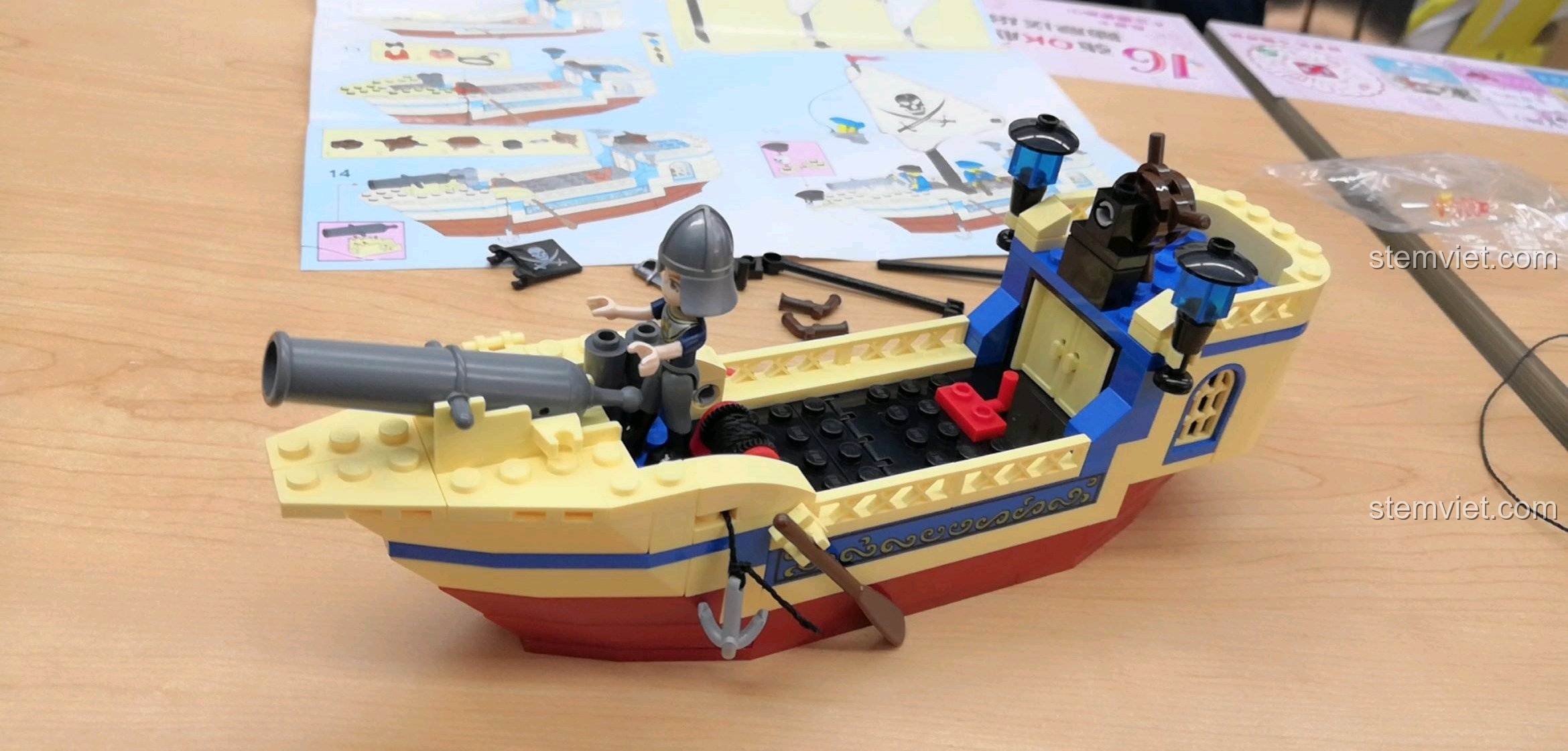 Lắp ráp khẩu đại bác và các chi tiết trang trí Enlighten 304 Tàu Hải Tặc Minh Châu