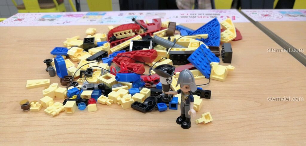 Toàn cảnh các mảnh ghép Enlighten 304 Tàu Hải Tặc Minh Châu và các minifigure