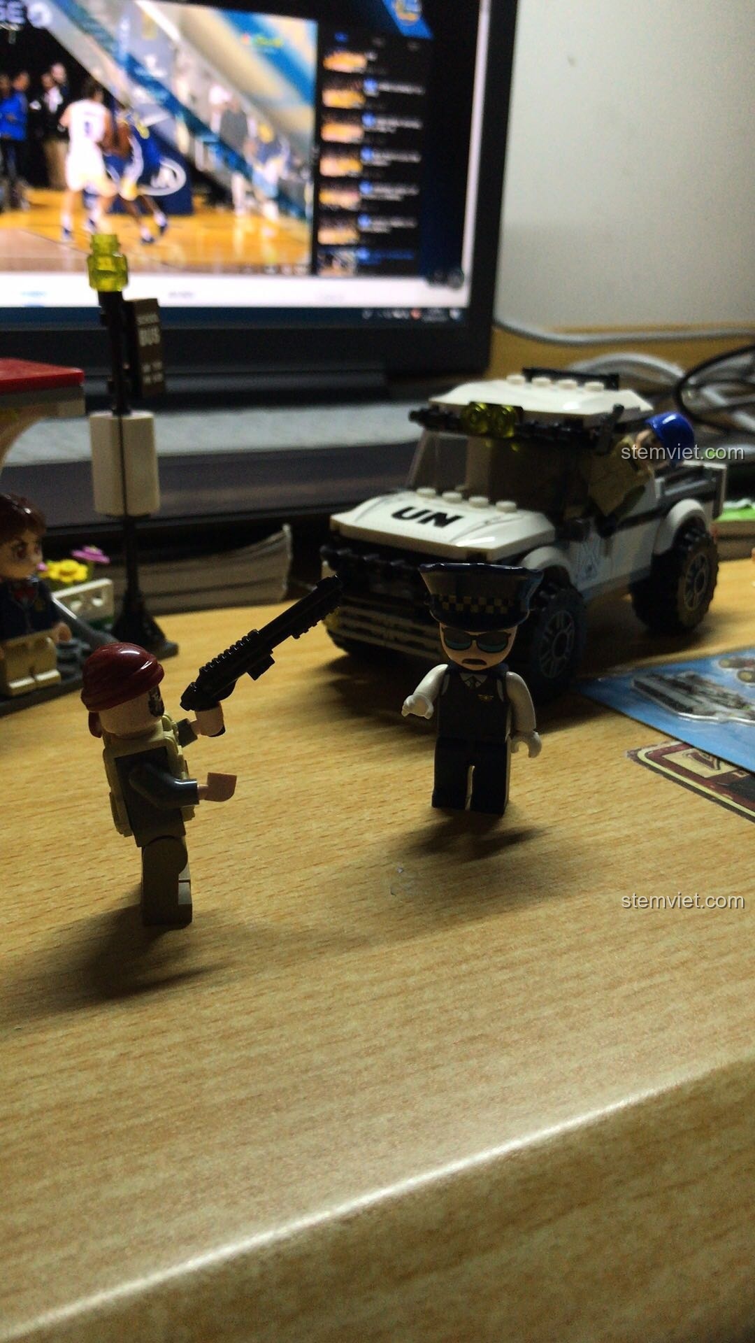 Cảnh đối đầu giữa hai minifigure từ bộ đồ chơi Enlighten 3201 Xe Bán Tải Quân Sự, tạo kịch bản chơi hấp dẫn cho bé trai.