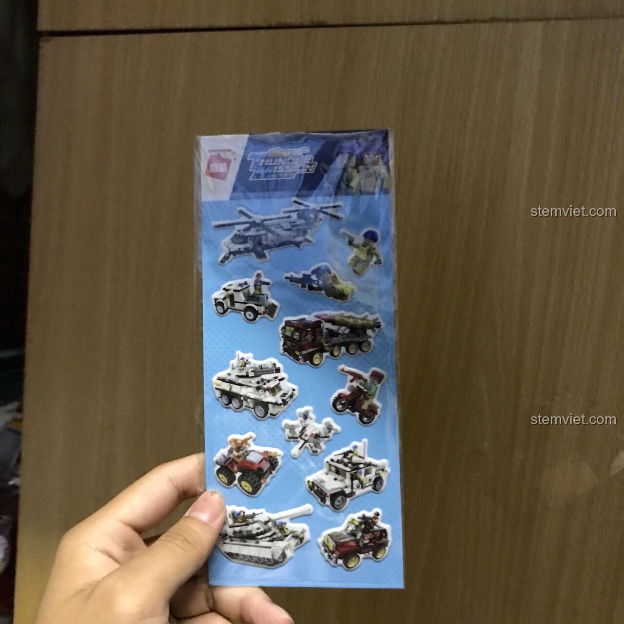 Tờ decal dán cho bộ đồ chơi Enlighten 3201 Xe Bán Tải Quân Sự, giúp tăng cường chi tiết cho mô hình, phù hợp cho bé trai 6 tuổi.