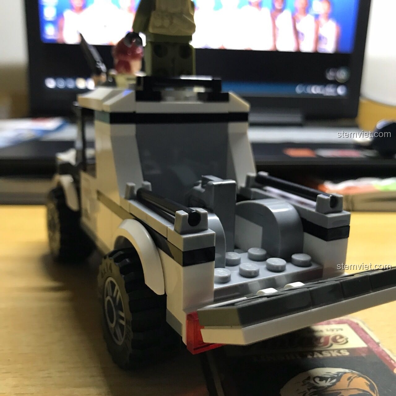 Phần đuôi xe bán tải quân sự Enlighten 3201 với cốp sau có thể mở, tăng tính năng động cho bộ lắp ghép, đáng tiền.