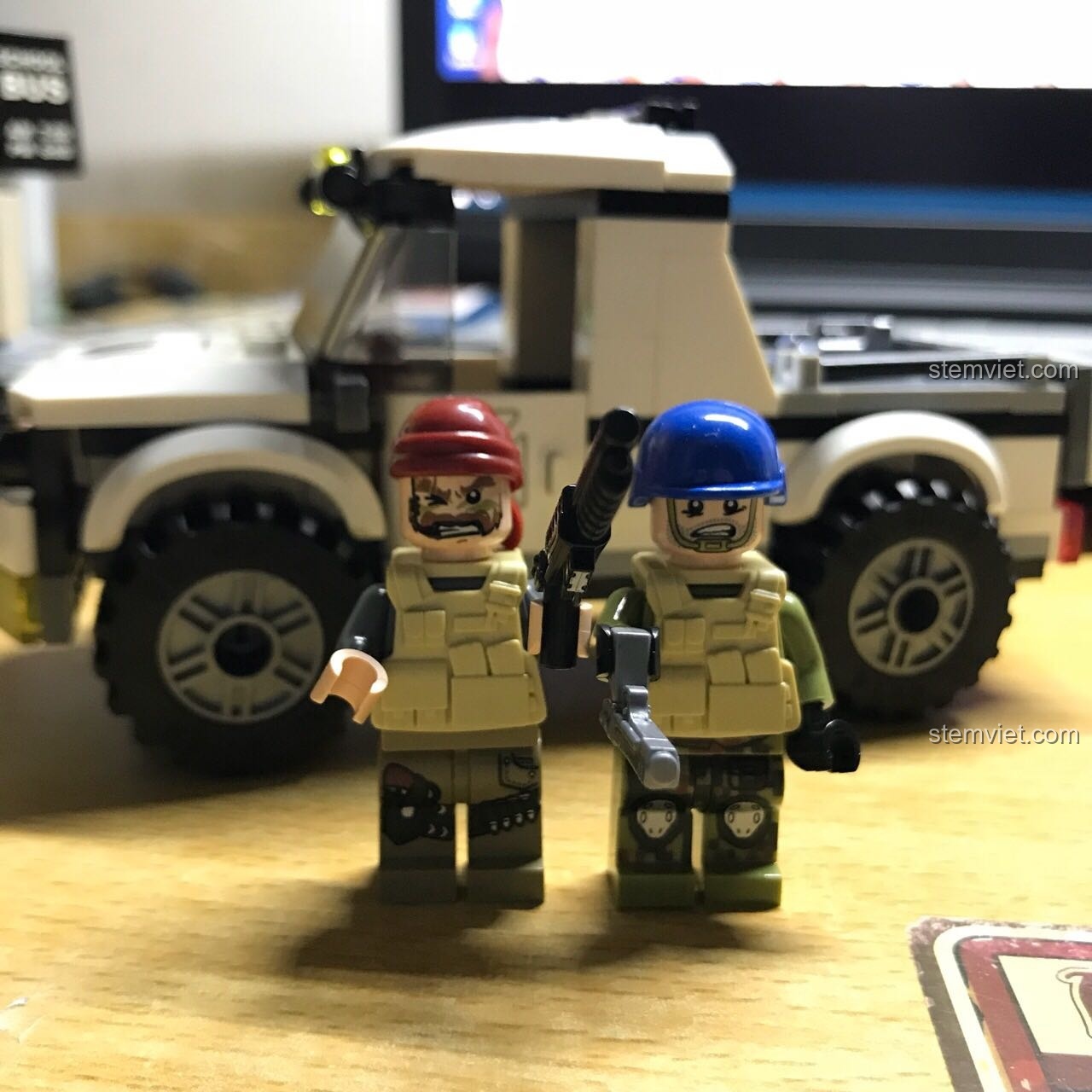 Hai minifigure đi kèm bộ đồ chơi lắp ráp Enlighten 3201 Xe Jeep Quân Sự, với trang phục chi tiết, sẵn sàng cho các nhiệm vụ.