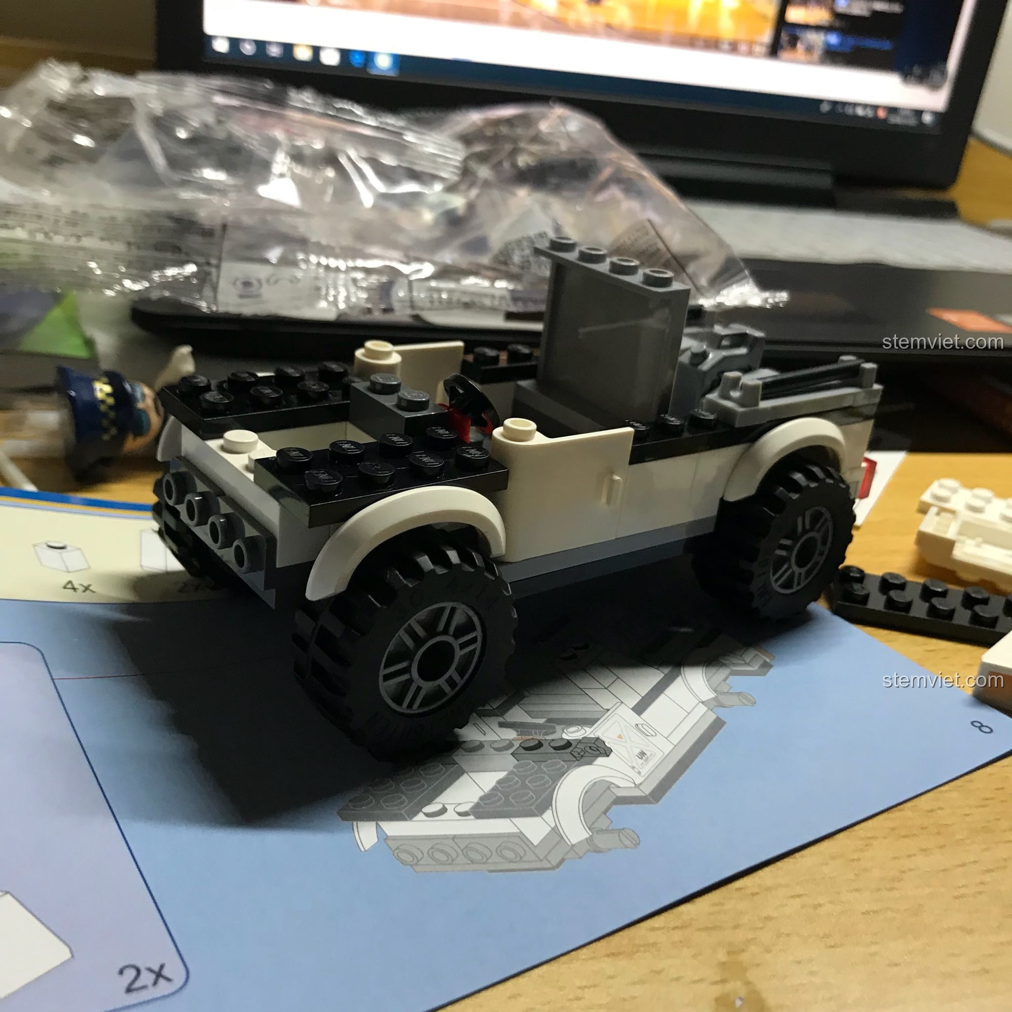 Quá trình lắp ráp bộ lắp ghép Enlighten 3201 Xe Vận Tải Quân Sự, thể hiện các khối lắp ghép đang được ghép nối, giúp bé trai rèn luyện kiên nhẫn.