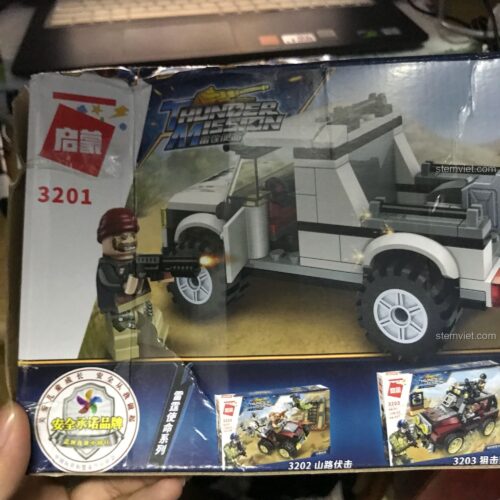 Mặt sau hộp đồ chơi lắp ráp Enlighten 3201 Xe Jeep Quân Sự, giới thiệu các mẫu xe khác trong series, chất lượng tốt cho bé trai 6 tuổi.