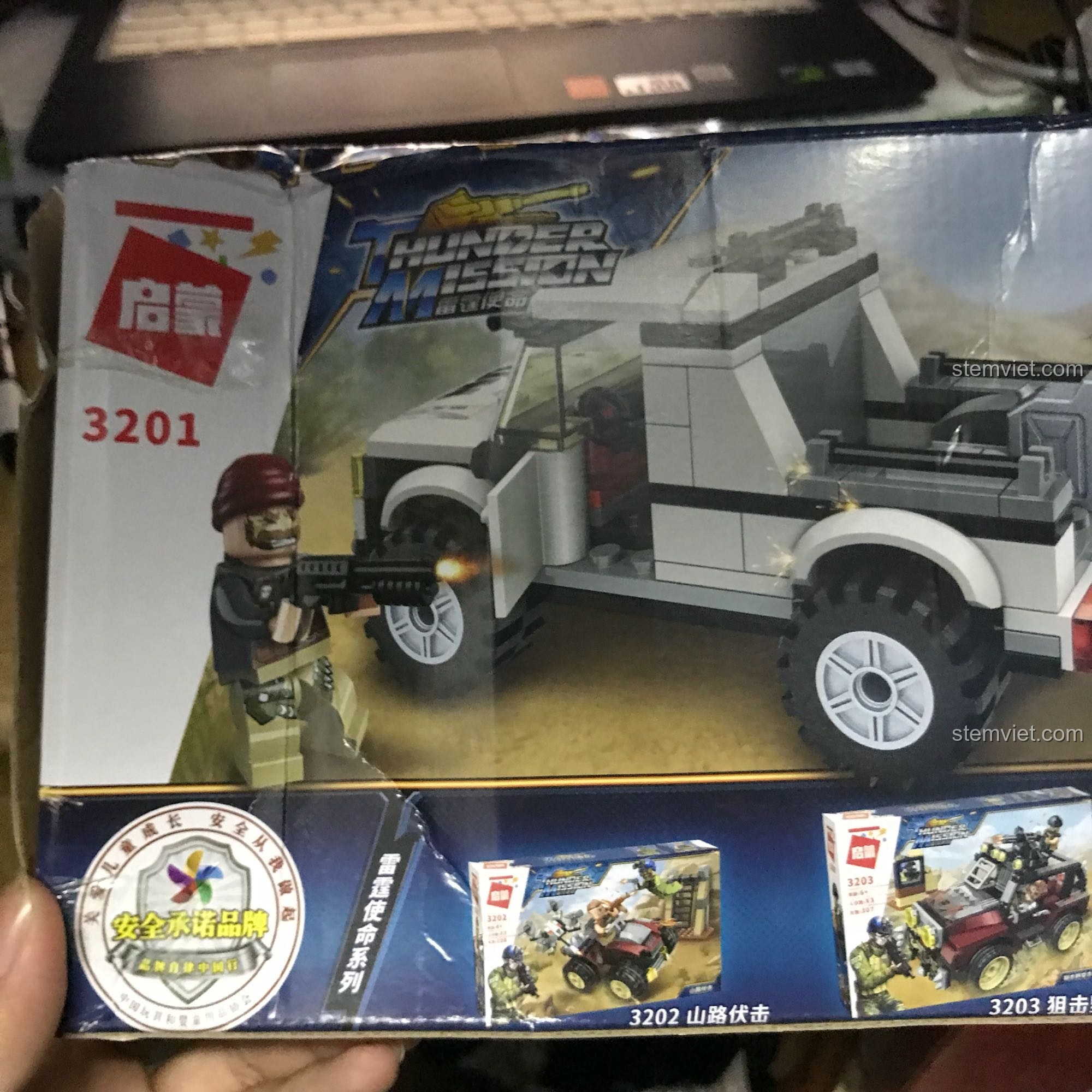 Mặt sau hộp đồ chơi lắp ráp Enlighten 3201 Xe Jeep Quân Sự, giới thiệu các mẫu xe khác trong series, chất lượng tốt cho bé trai 6 tuổi.