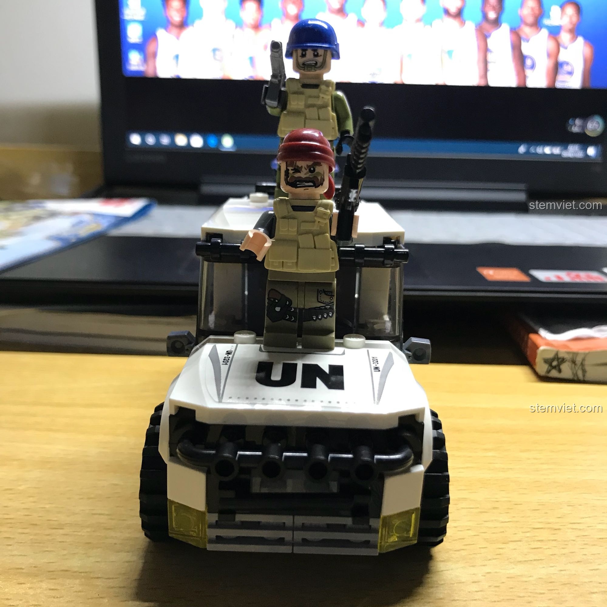 Hai minifigure đứng trên nóc xe bán tải quân sự Enlighten 3201, tạo cảnh hành động kịch tính, đồ chơi xây dựng sáng tạo.