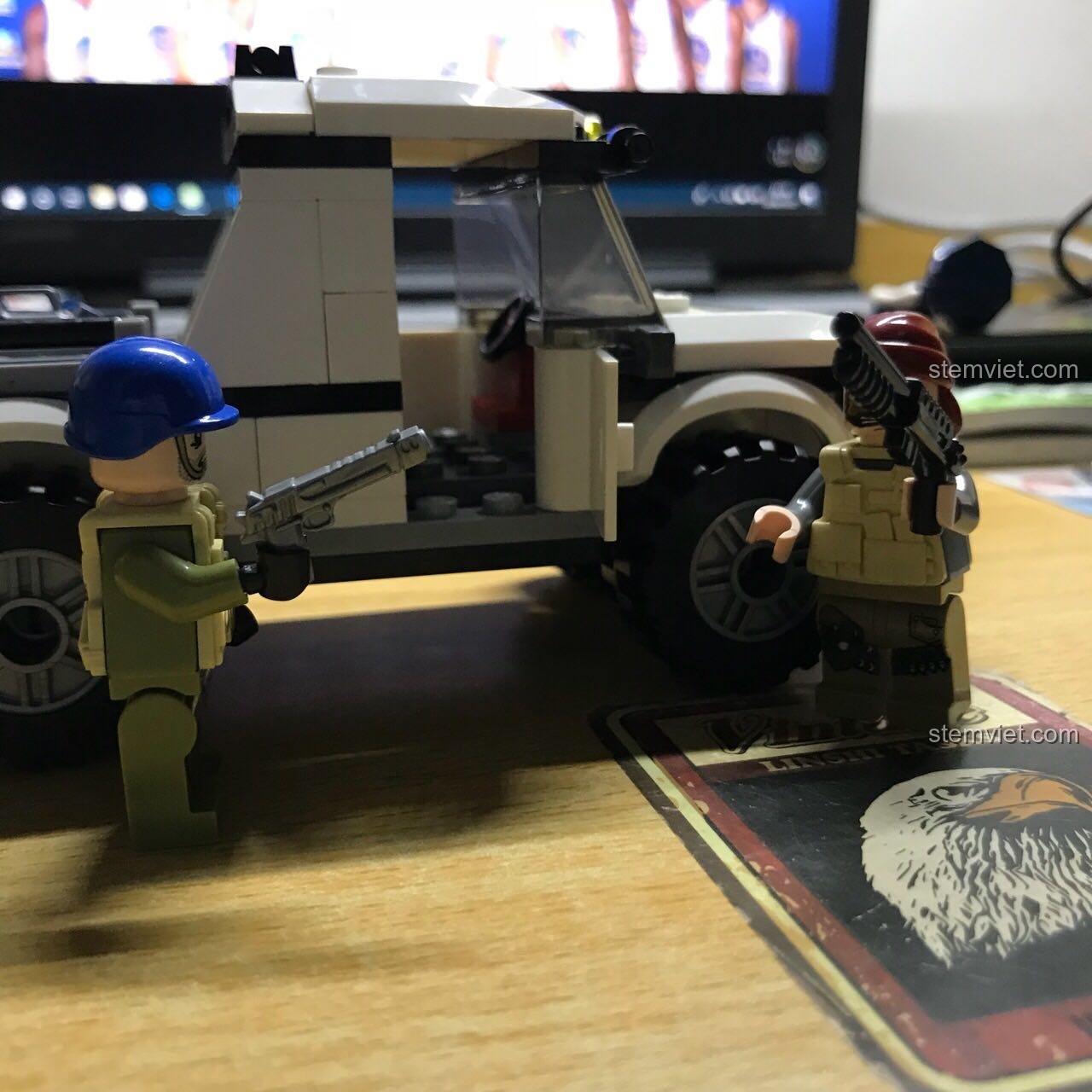 Minifigure tương tác với xe bán tải quân sự Enlighten 3201, thể hiện khả năng chơi nhập vai, phù hợp cho bé trai 6 tuổi.