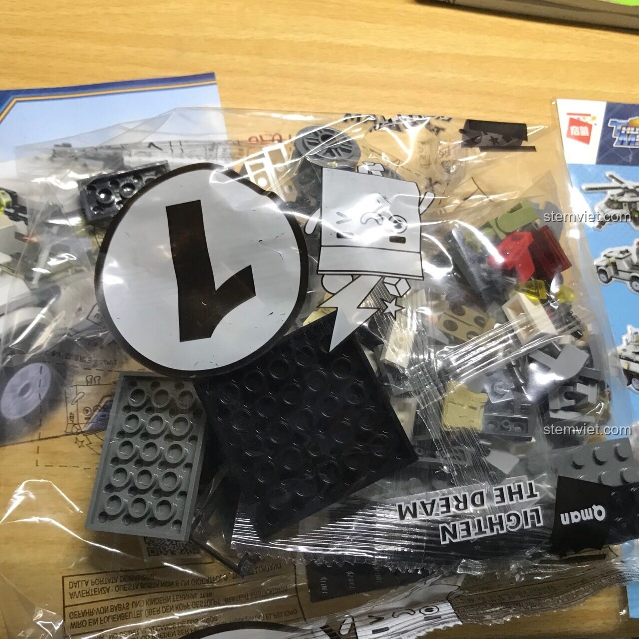 Túi linh kiện bộ đồ chơi mô hình Enlighten 3201 Xe Chuyên Dụng Quân Đội, chứa các mảnh ghép tương thích LEGO® chất lượng cao.