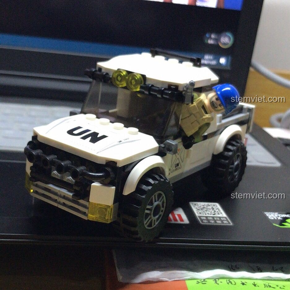 Mô hình xe bán tải quân sự Enlighten 3201 đã hoàn thành với minifigure, chi tiết sắc nét, phù hợp cho bé trai yêu thích quân sự.