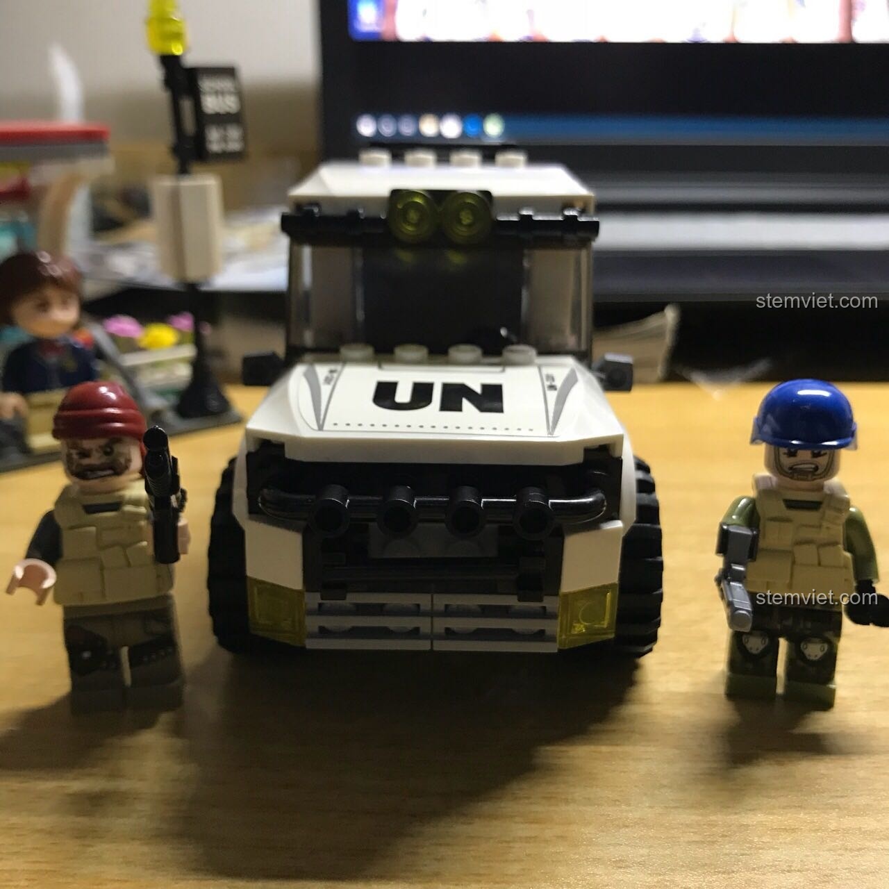 Xe bán tải quân sự Enlighten 3201 và hai minifigure đứng trước, thể hiện sự sẵn sàng chiến đấu, đồ chơi mô hình giá tốt.