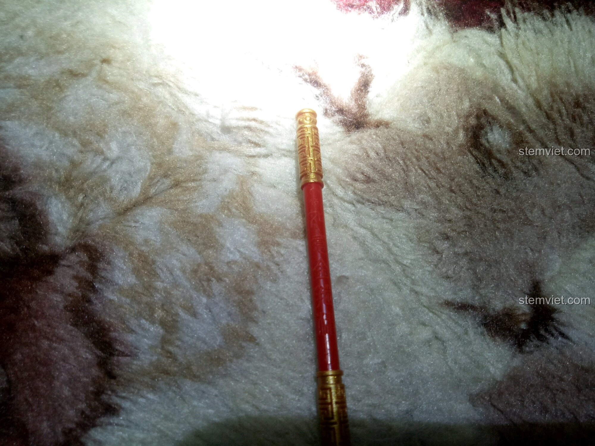 Chi tiết Kim Cô Bổng của Tôn Ngộ Không trong bộ đồ chơi lắp ráp Enlighten 3801 với khắc chữ "Như Ý Kim Cô Bổng"