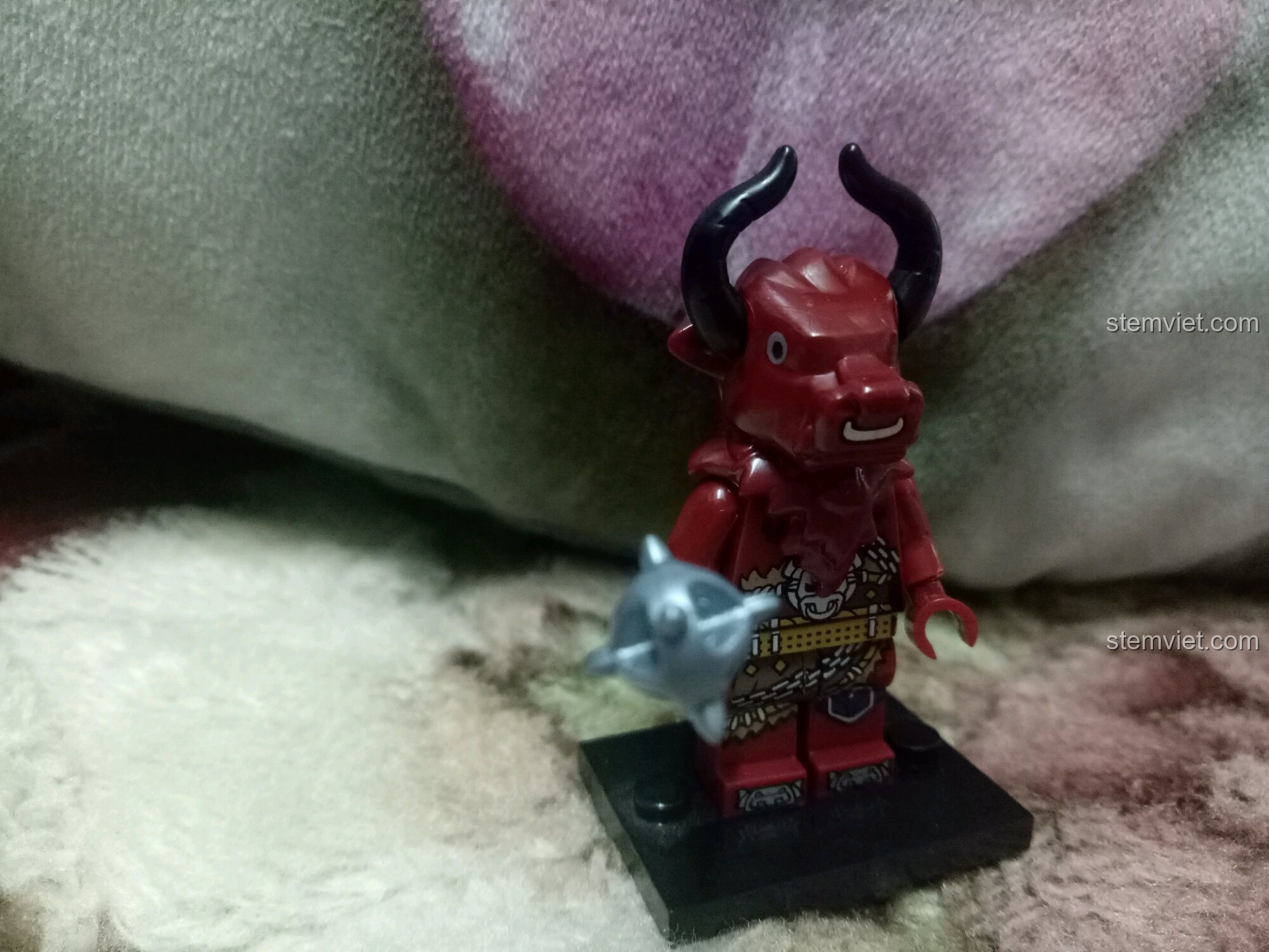 Minifigure Hồng Ma Tướng với vũ khí trong bộ lắp ghép Enlighten 3801