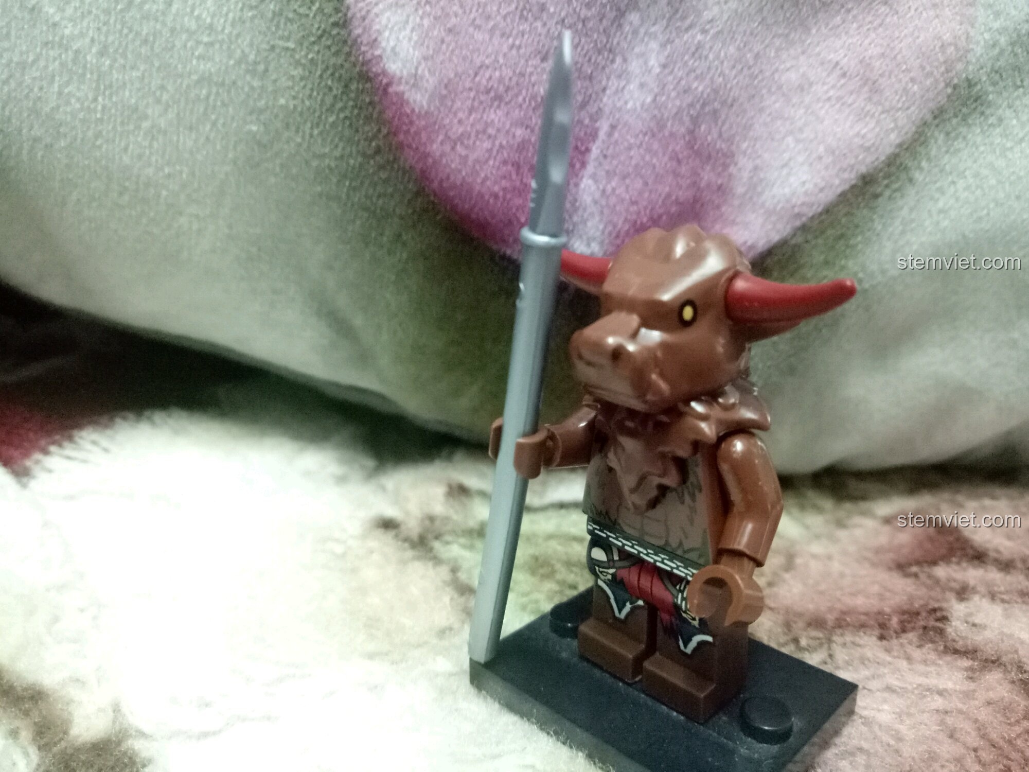 Minifigure Ngưu Ma Binh B với giáo trong bộ đồ chơi lắp ráp Qman 3801