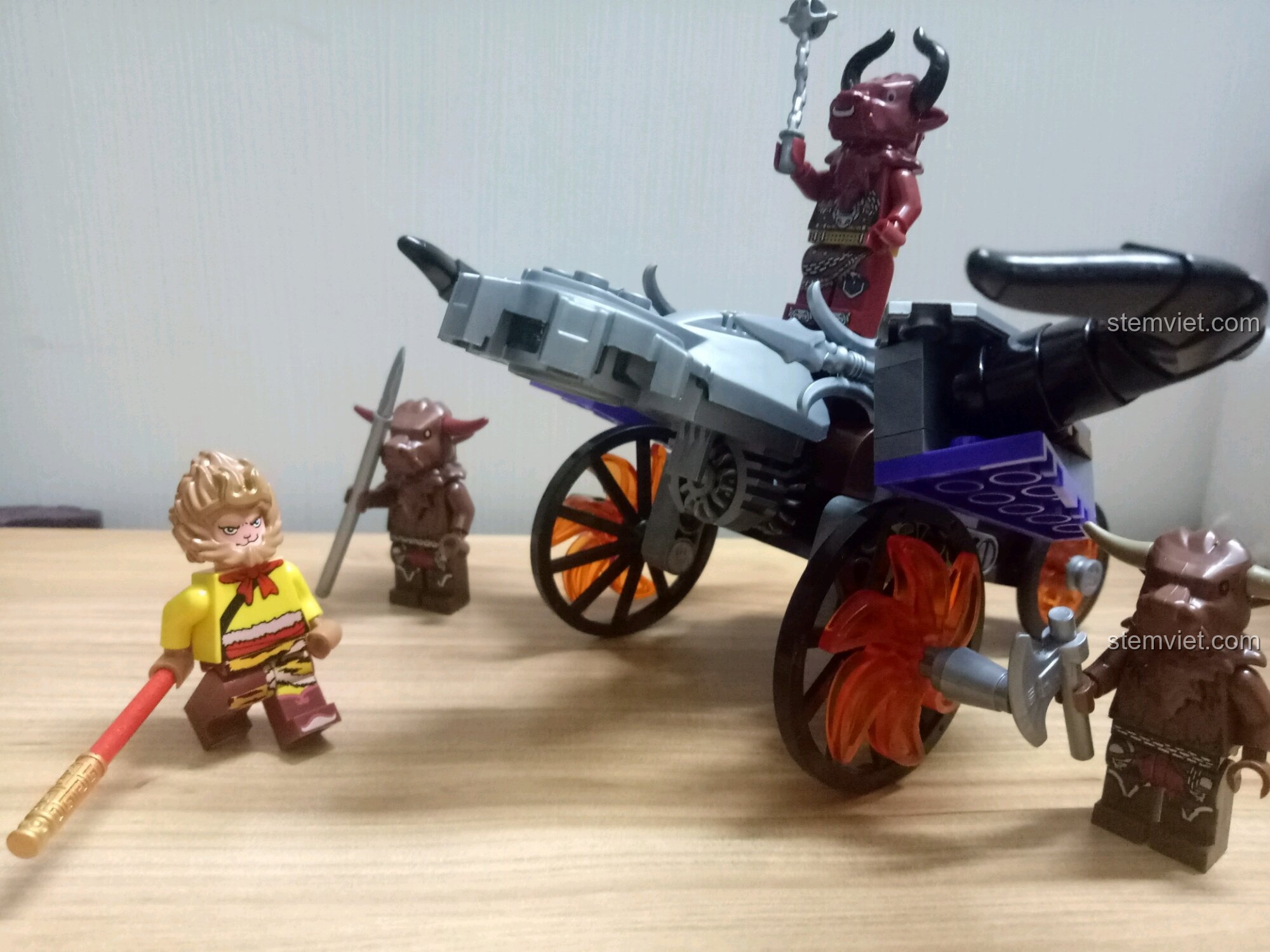 Toàn bộ minifigures và xe yêu binh đã lắp ráp hoàn chỉnh của bộ đồ chơi lắp ráp Qman 3801