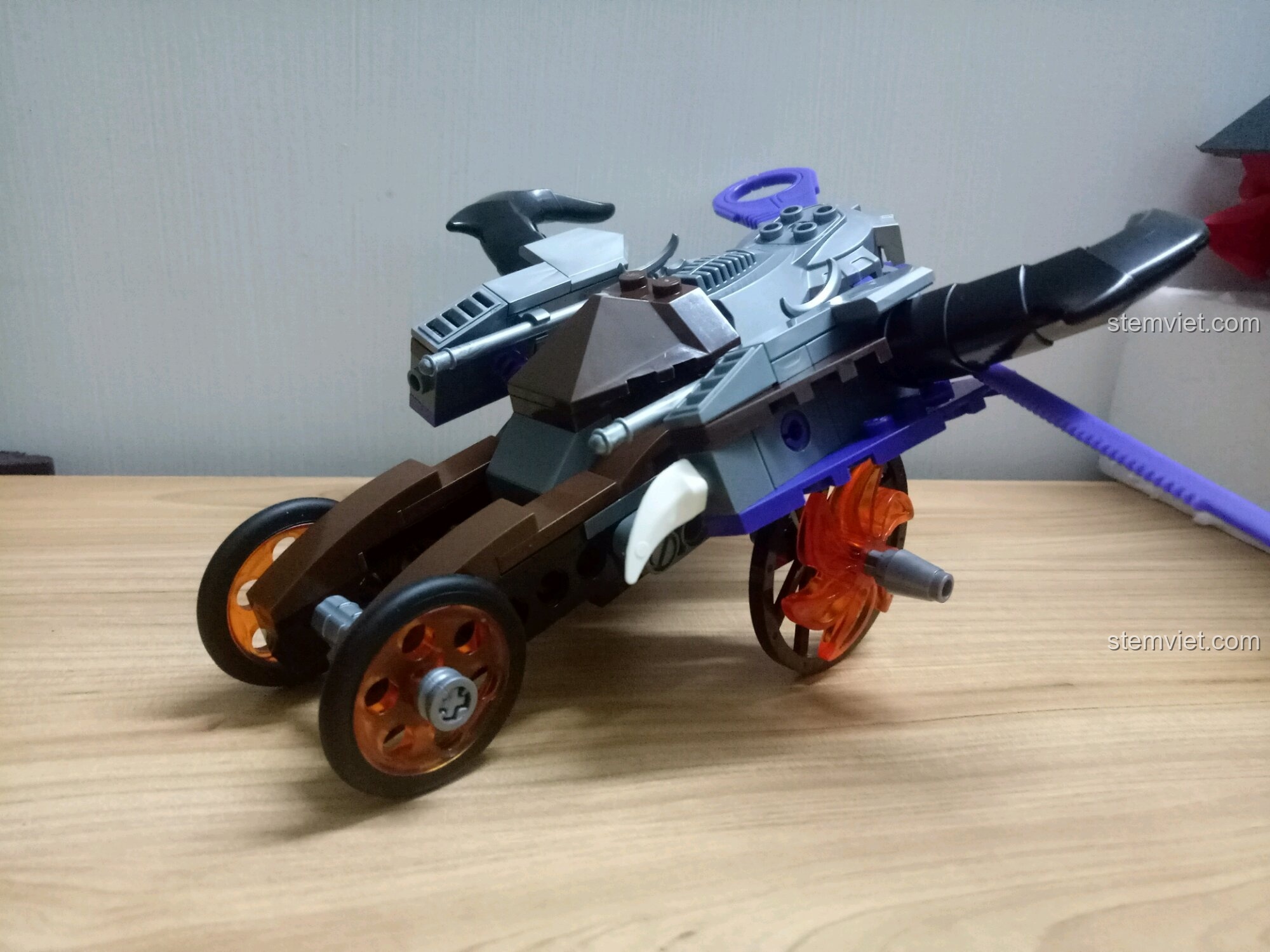 Cận cảnh phần gầm chiếc Xe Yêu Binh của bộ Enlighten 3801 Tây Du Ký, hiển thị cơ chế bánh răng.