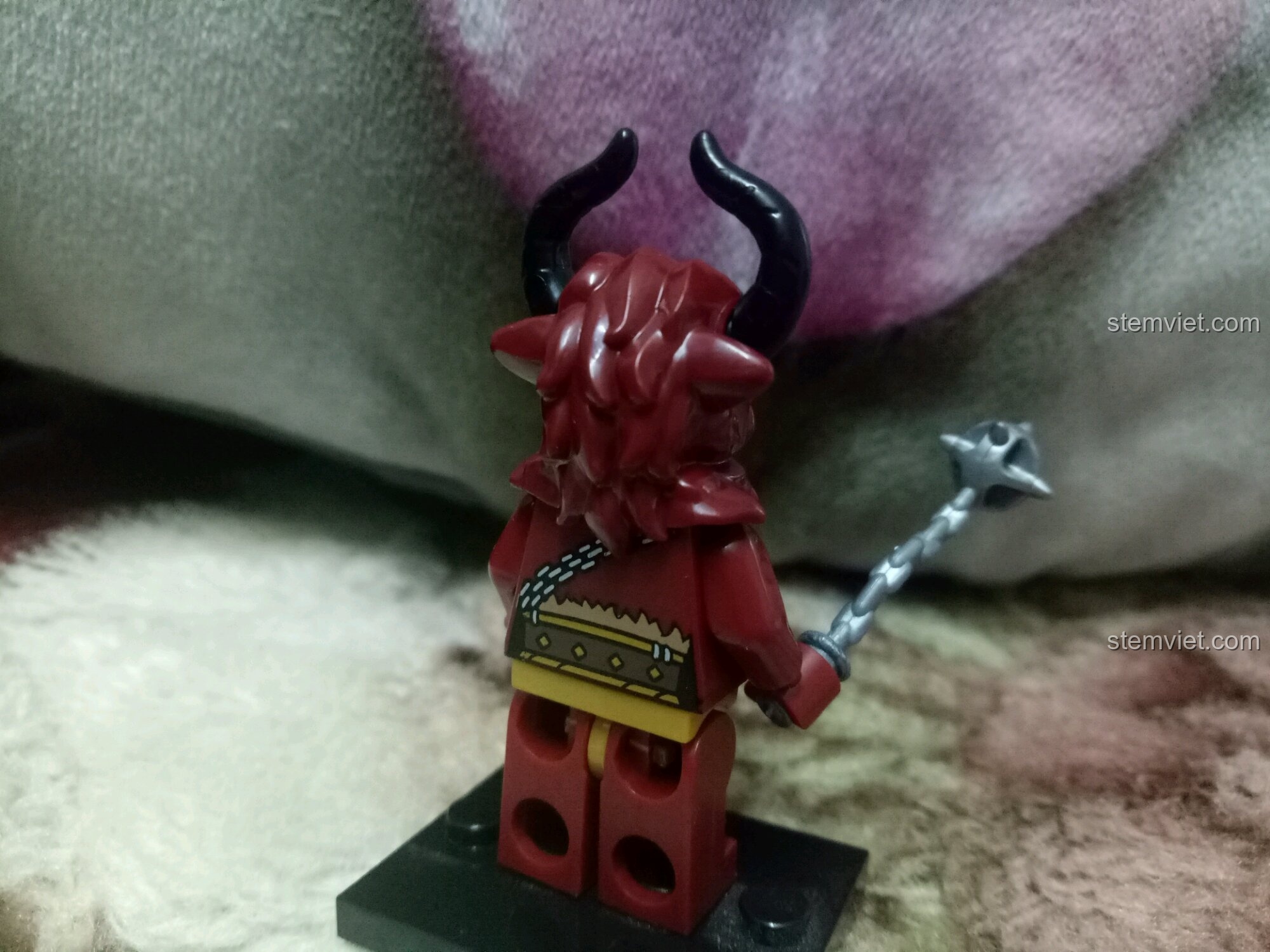 Minifigure Hồng Ma Tướng trong bộ lắp ráp Enlighten 3801 Tây Du Ký, nhìn từ phía sau với họa tiết in.