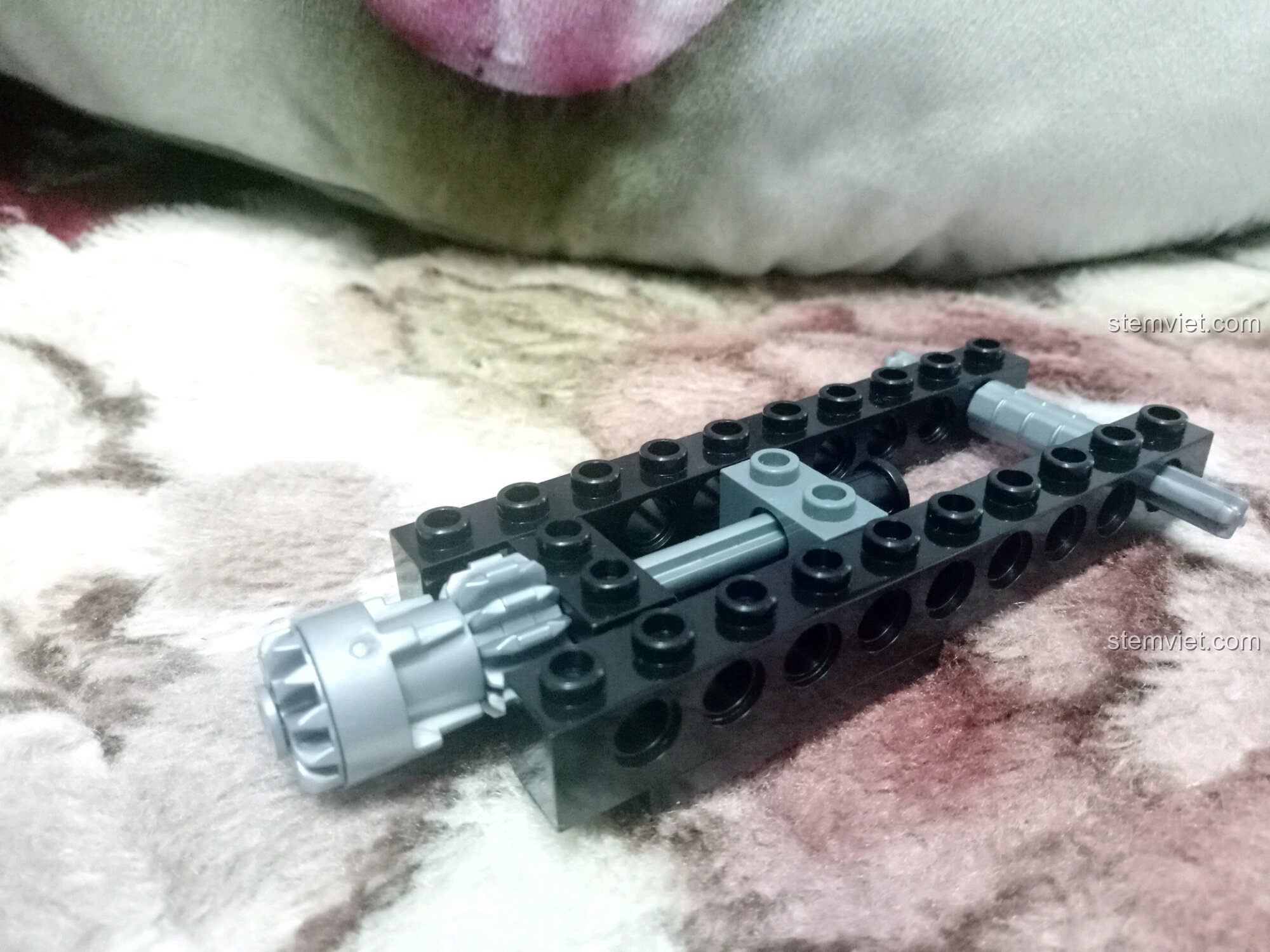 Bước đầu tiên trong quá trình lắp ráp chiếc Xe Yêu Binh của bộ Enlighten 3801 Tây Du Ký.