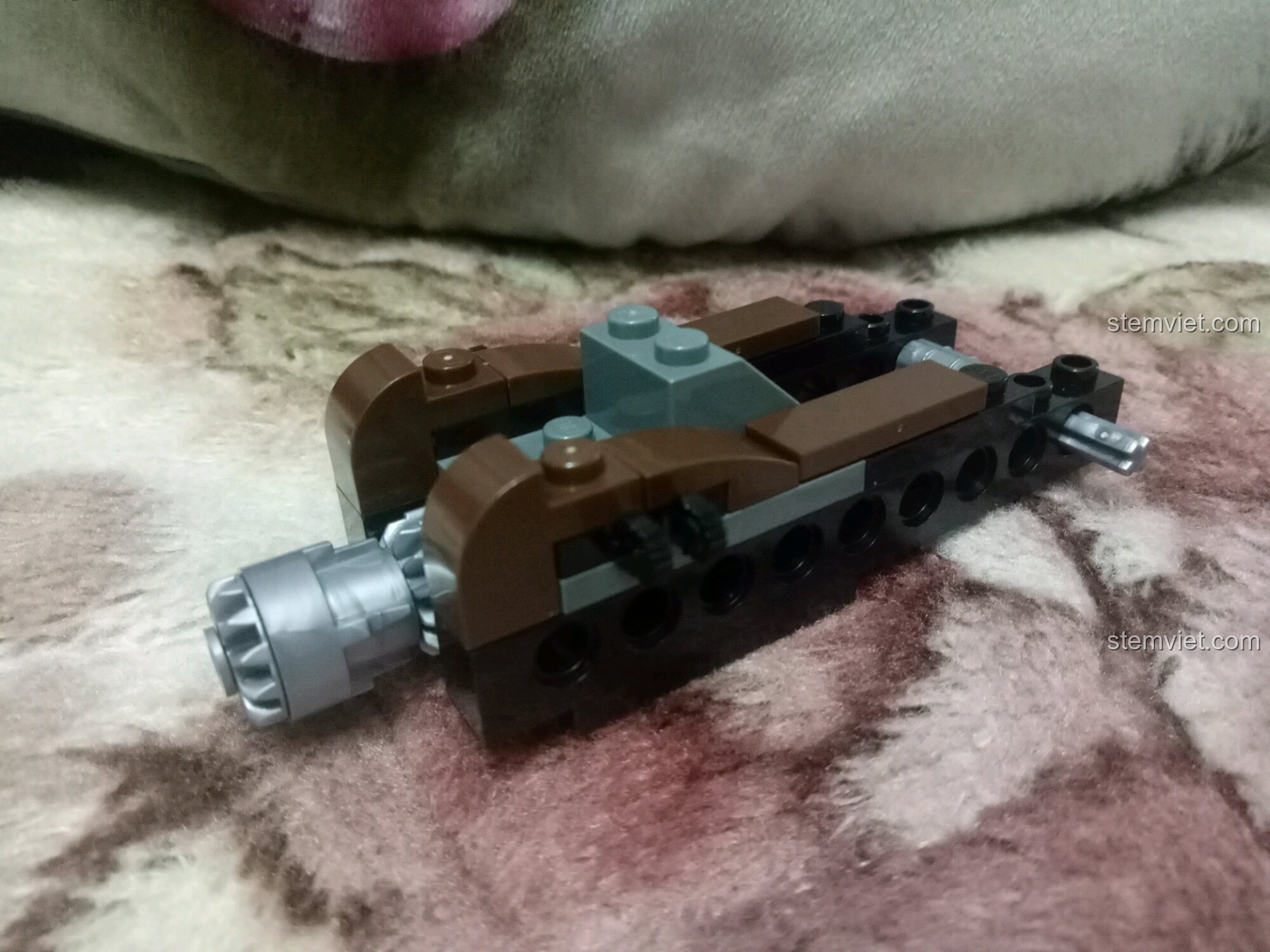 Bước thứ hai trong quá trình lắp ráp chiếc Xe Yêu Binh của bộ Enlighten 3801 Tây Du Ký.