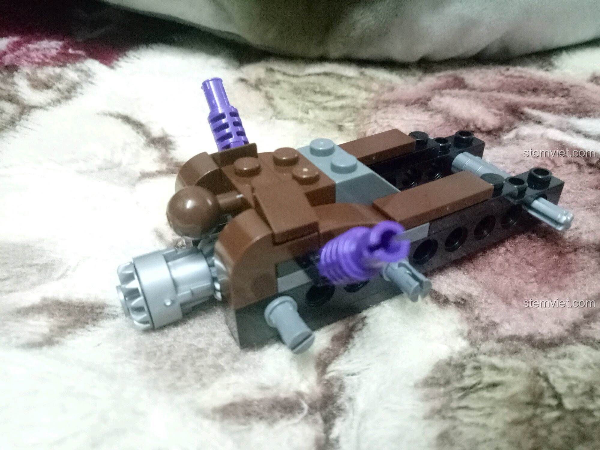 Bước thứ ba trong quá trình lắp ráp chiếc Xe Yêu Binh của bộ Enlighten 3801 Tây Du Ký.