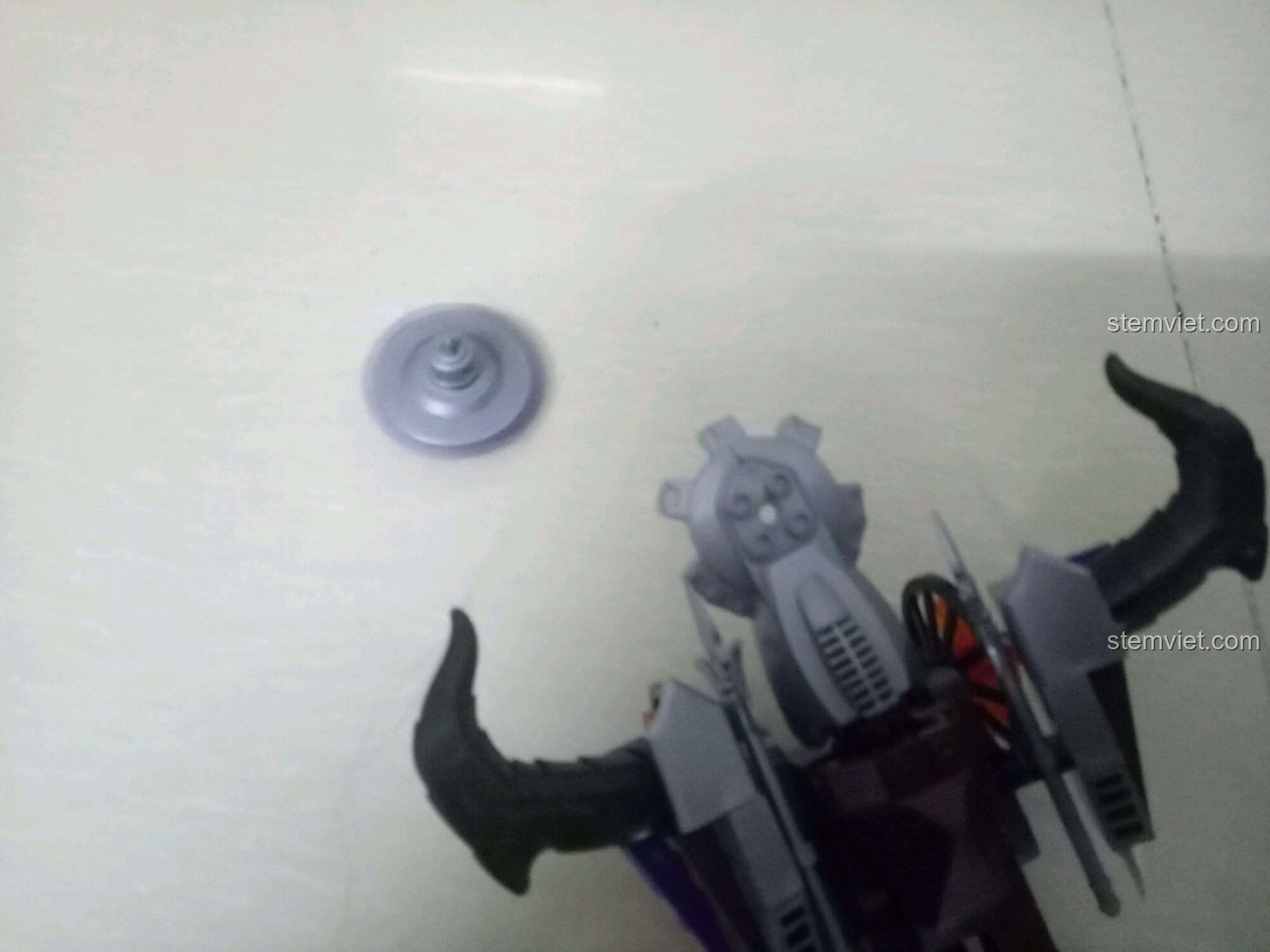 Các mảnh ghép còn thừa sau khi lắp ráp bộ Enlighten 3801 Tây Du Ký, bao gồm một bánh xe.