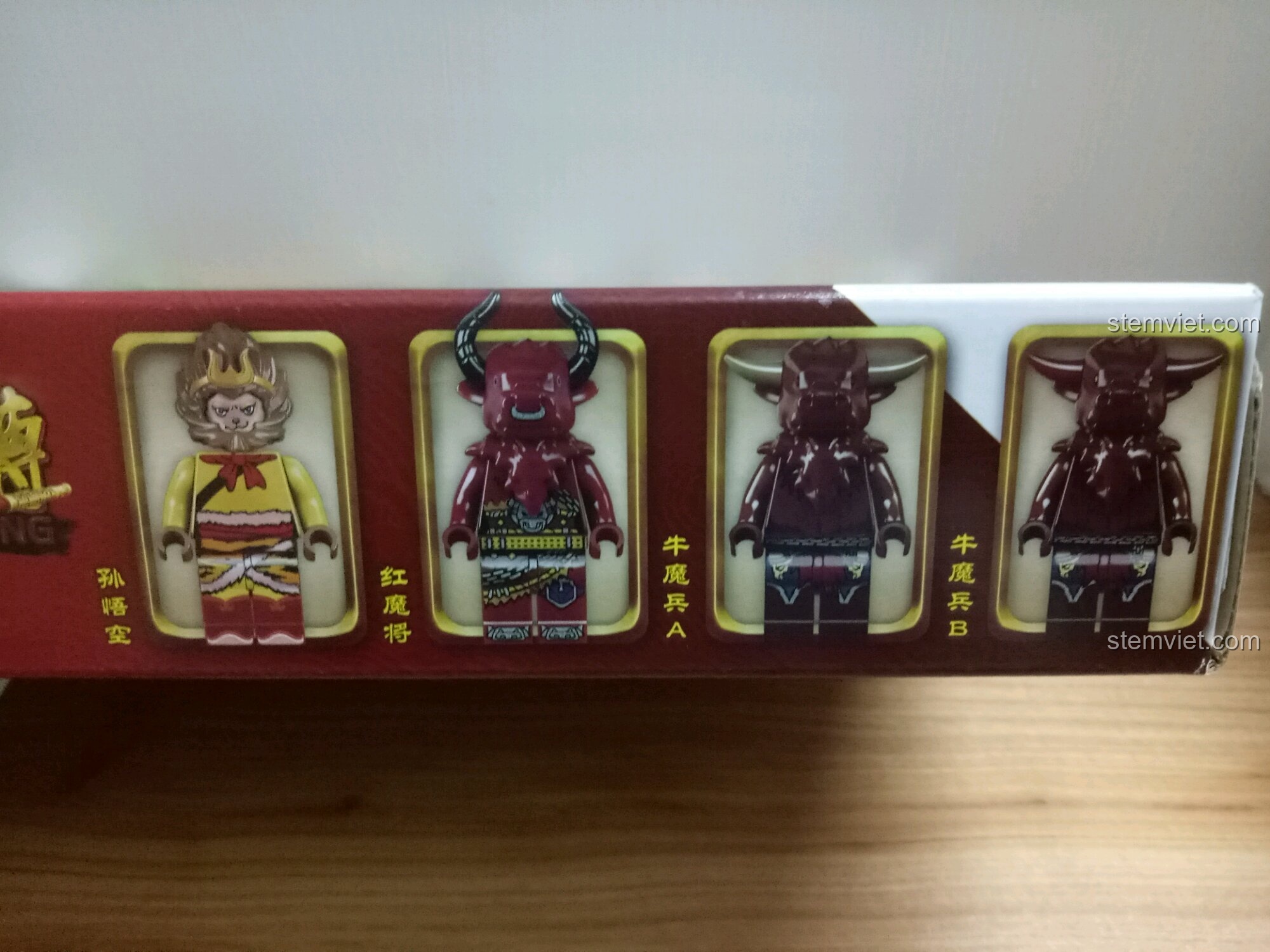 Hình ảnh 4 minifigures Tôn Ngộ Không, Hồng Ma Tướng, Ngưu Ma Binh A, B trên hộp Enlighten 3801.