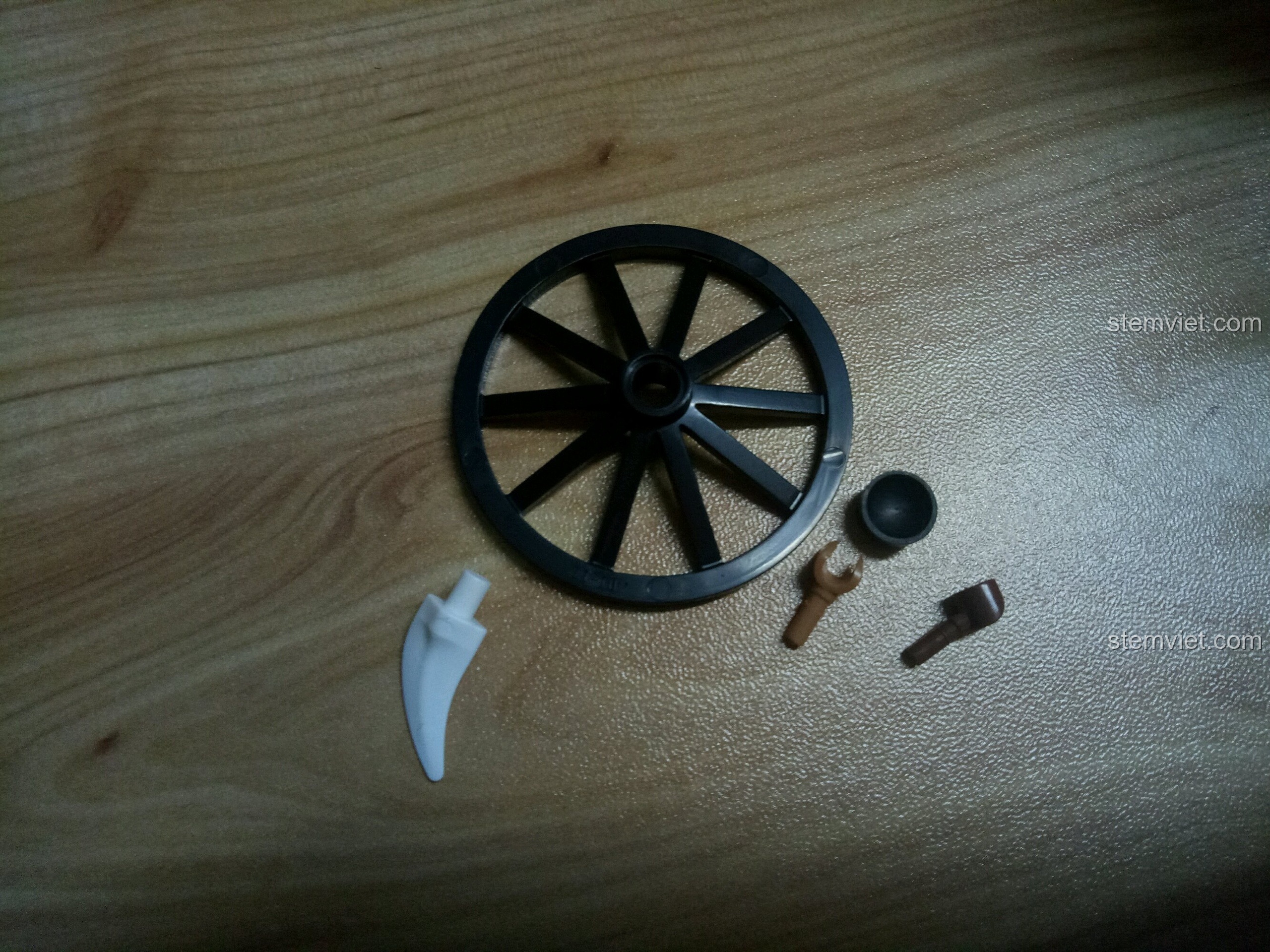 Một mô hình lắp ráp sáng tạo thứ ba được tạo ra từ các mảnh ghép, không thuộc bộ Enlighten 3801.