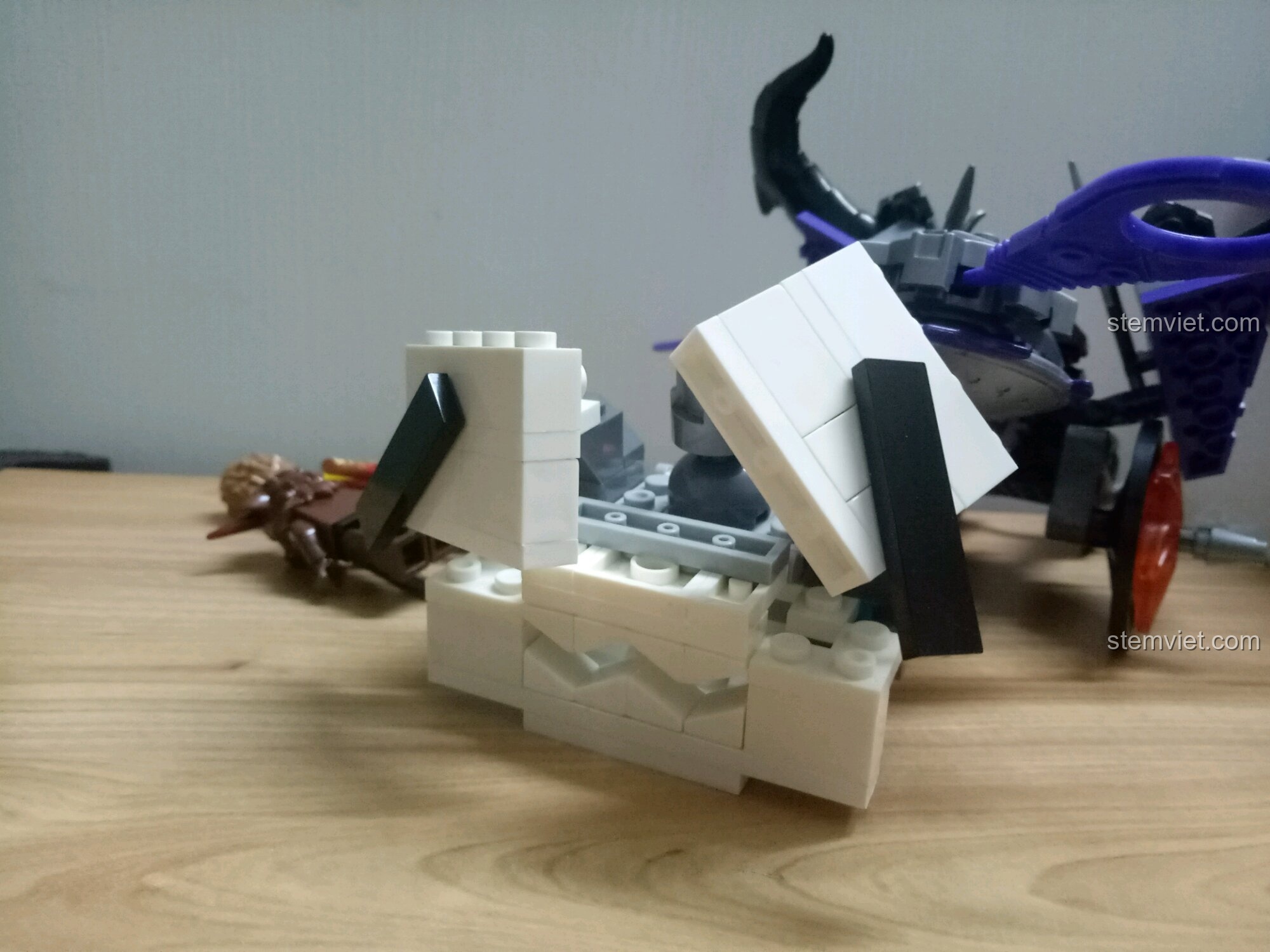 Một mô hình lắp ráp sáng tạo thứ năm được tạo ra từ các mảnh ghép, không thuộc bộ Enlighten 3801.