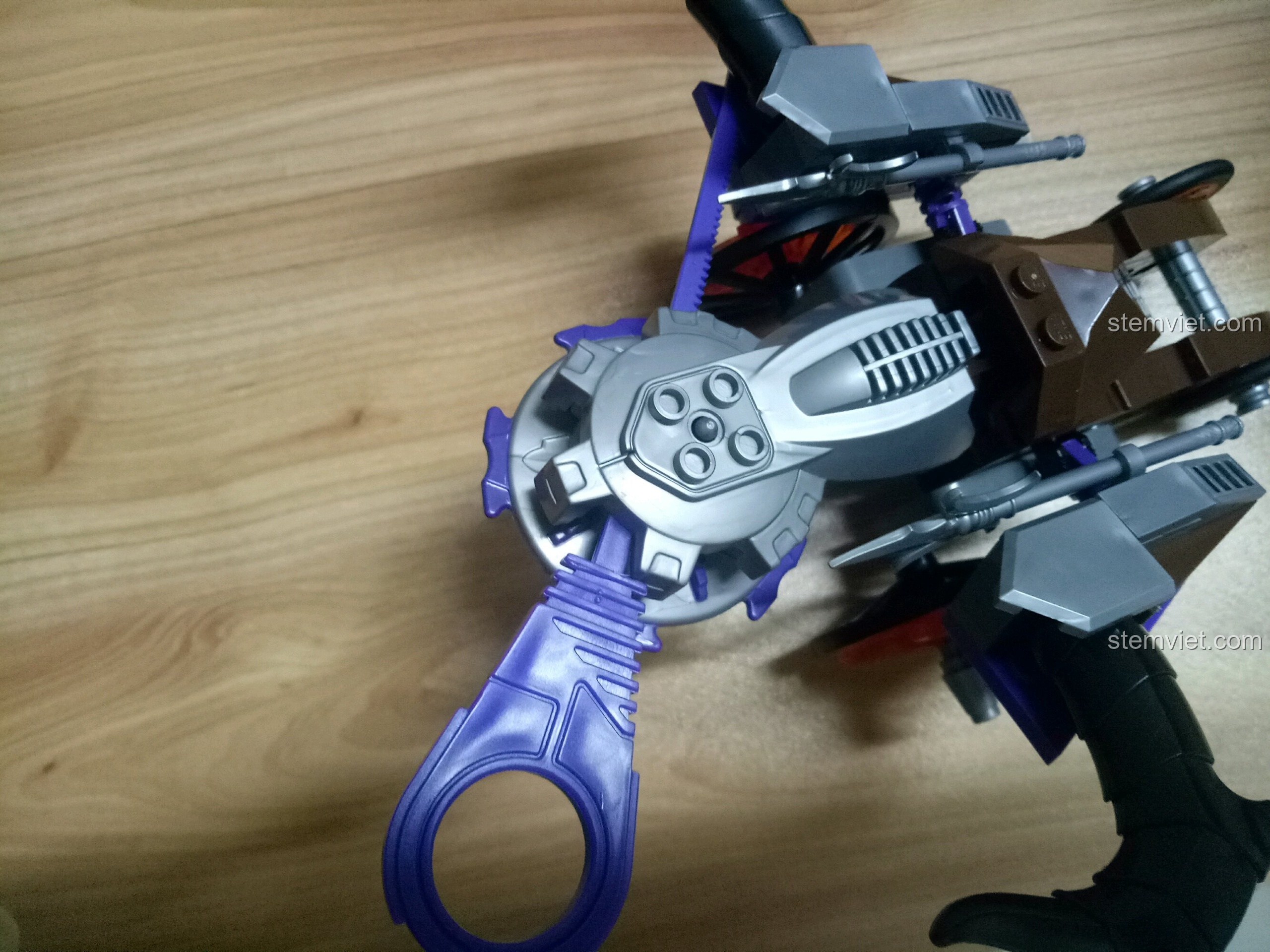 Một mô hình lắp ráp sáng tạo được tạo ra từ các mảnh ghép, không thuộc bộ Enlighten 3801.