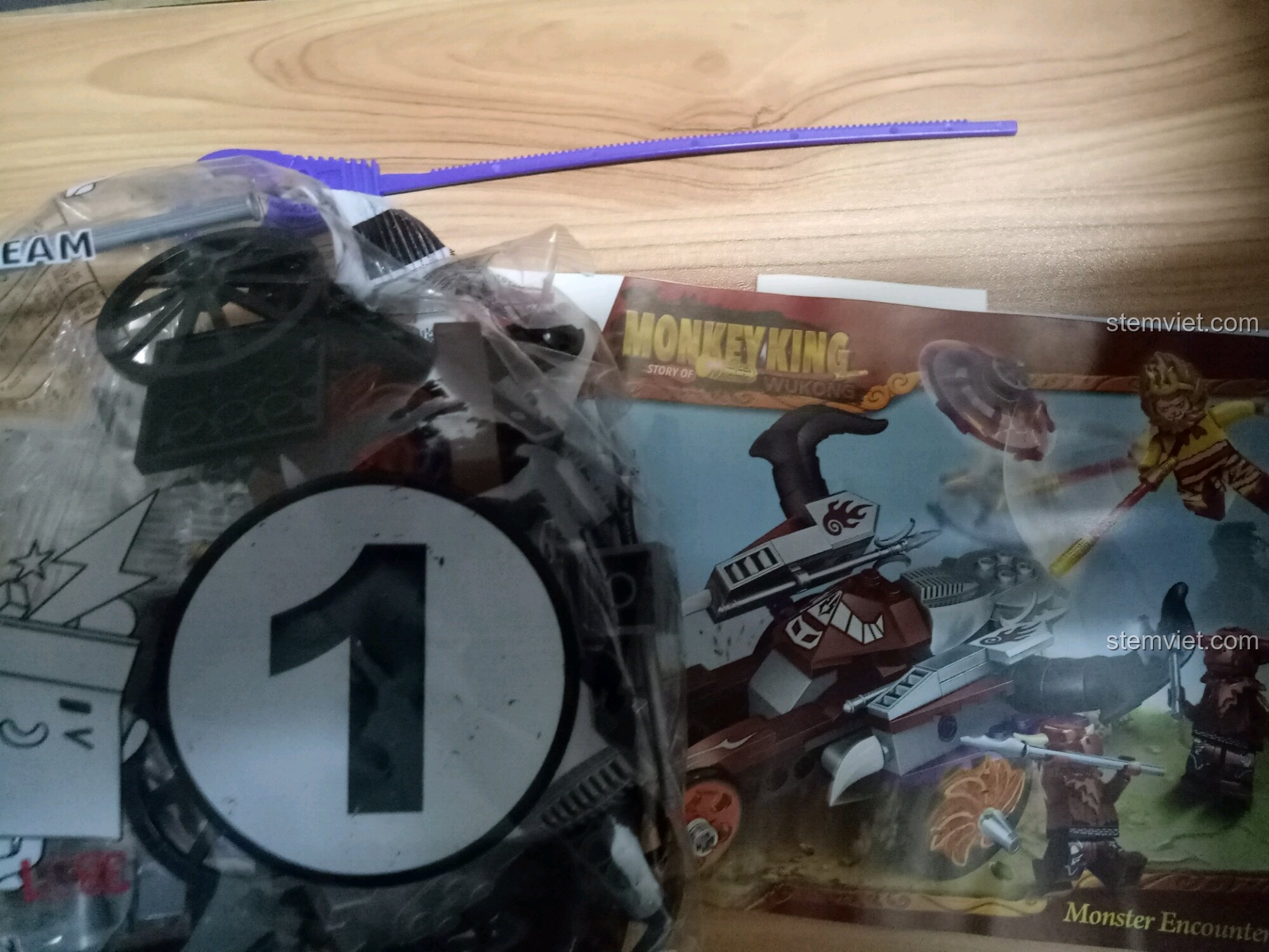 Túi linh kiện số 1 và sách hướng dẫn tiếng Anh của bộ lắp ráp Enlighten 3801 Tây Du Ký.