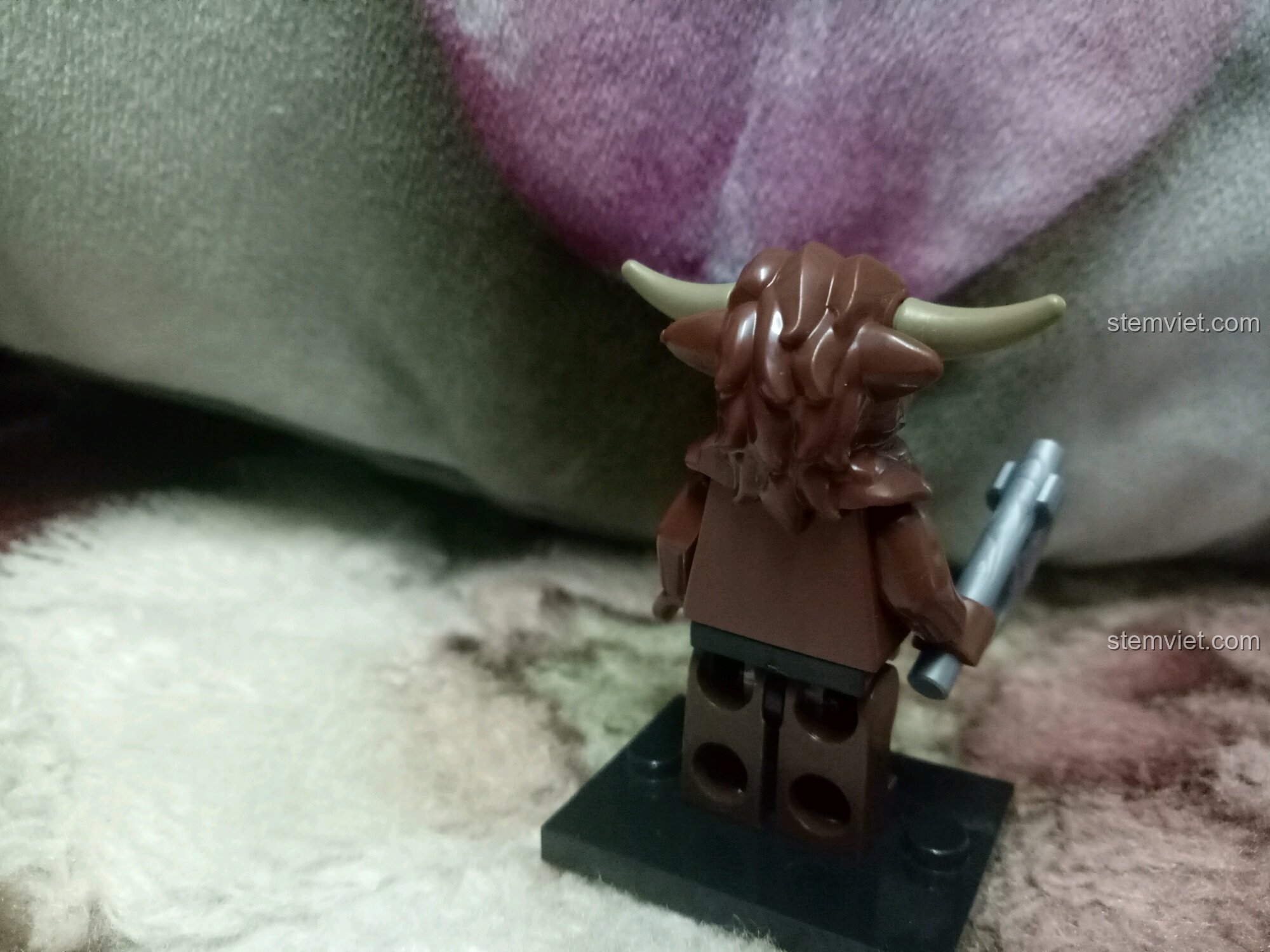 Minifigure Ngưu Ma Binh A trong bộ lắp ráp Enlighten 3801 Tây Du Ký, nhìn từ phía sau.