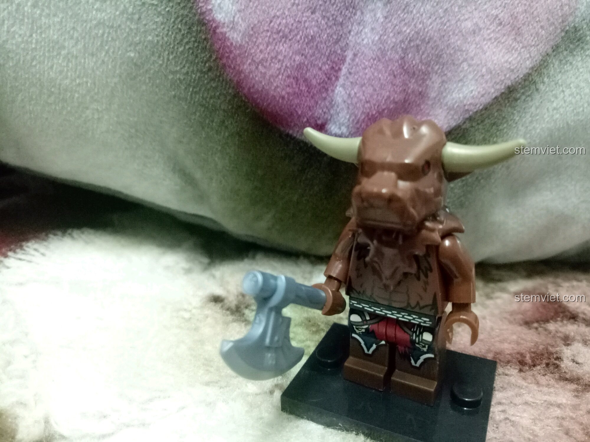 Minifigure Ngưu Ma Binh A trong bộ lắp ráp Enlighten 3801 Tây Du Ký, nhìn từ phía trước.