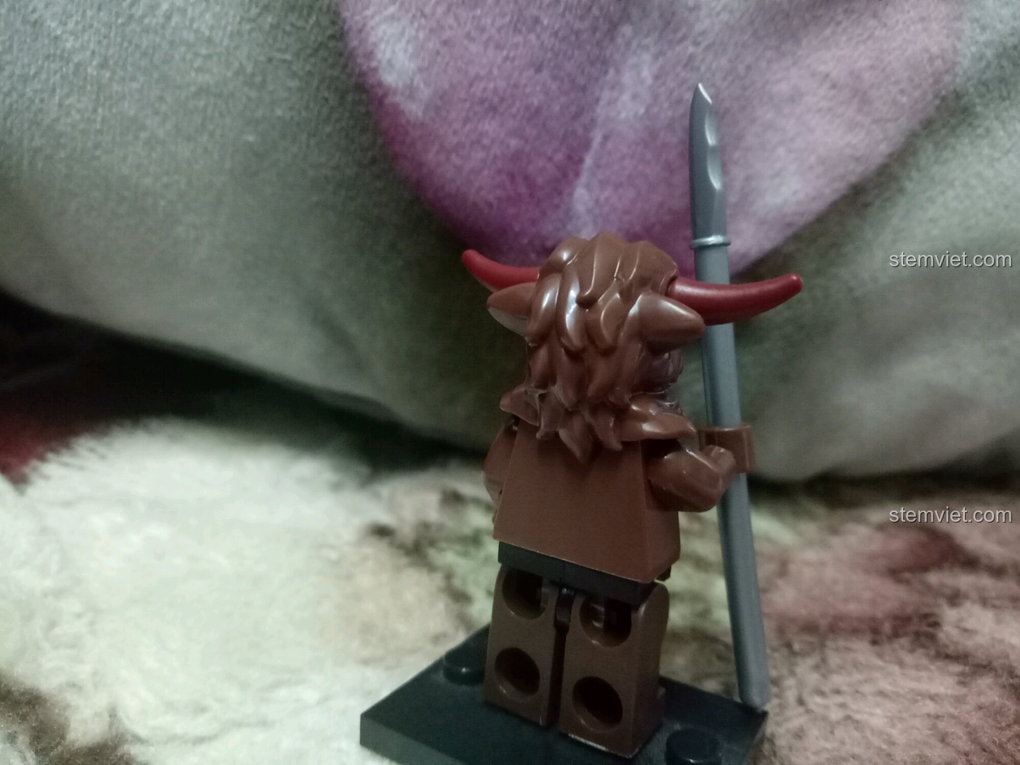 Minifigure Ngưu Ma Binh B trong bộ lắp ráp Enlighten 3801 Tây Du Ký, nhìn từ phía sau.