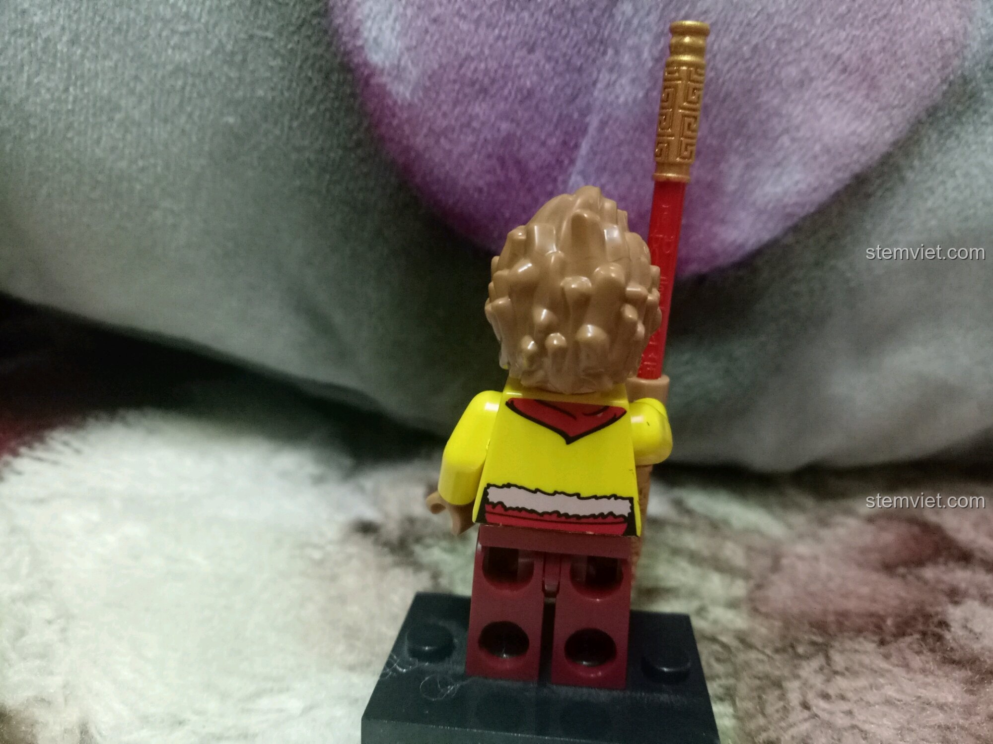 Minifigure Tôn Ngộ Không trong bộ lắp ráp Enlighten 3801 Tây Du Ký, nhìn từ phía sau với họa tiết in.