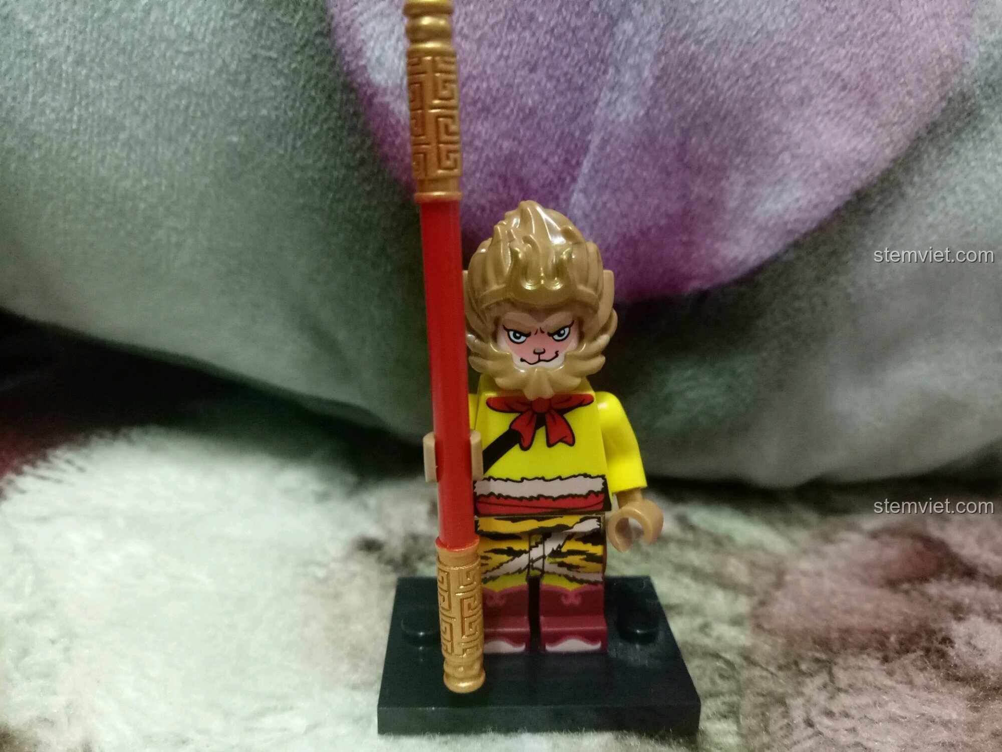 Minifigure Tôn Ngộ Không trong bộ lắp ráp Enlighten 3801 Tây Du Ký, nhìn từ phía trước.