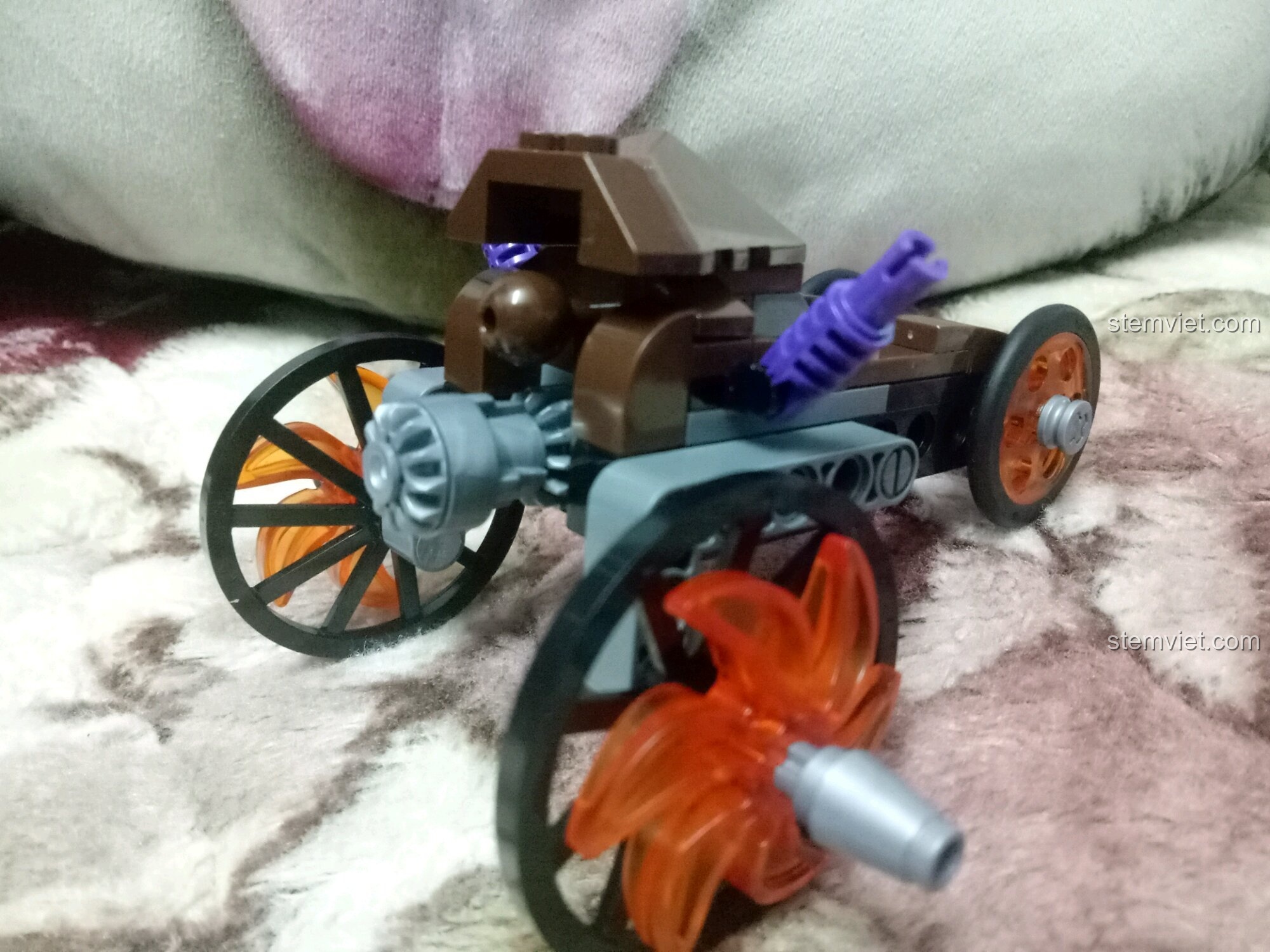 Mô hình xe yêu binh đã có bánh xe trong bộ lắp ghép Enlighten 3801