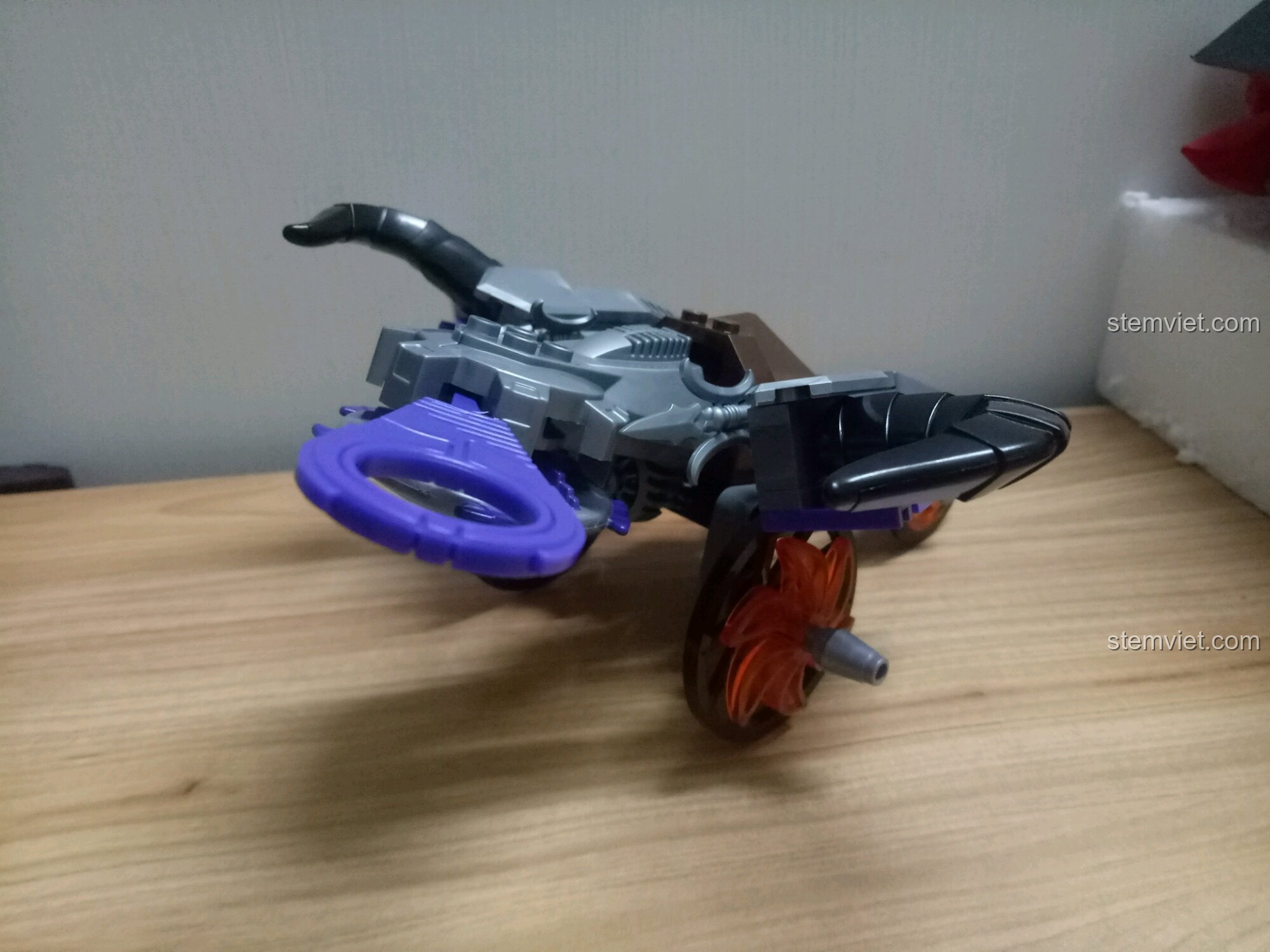 Góc nhìn phía sau của xe yêu binh trong bộ đồ chơi lắp ráp Qman 3801