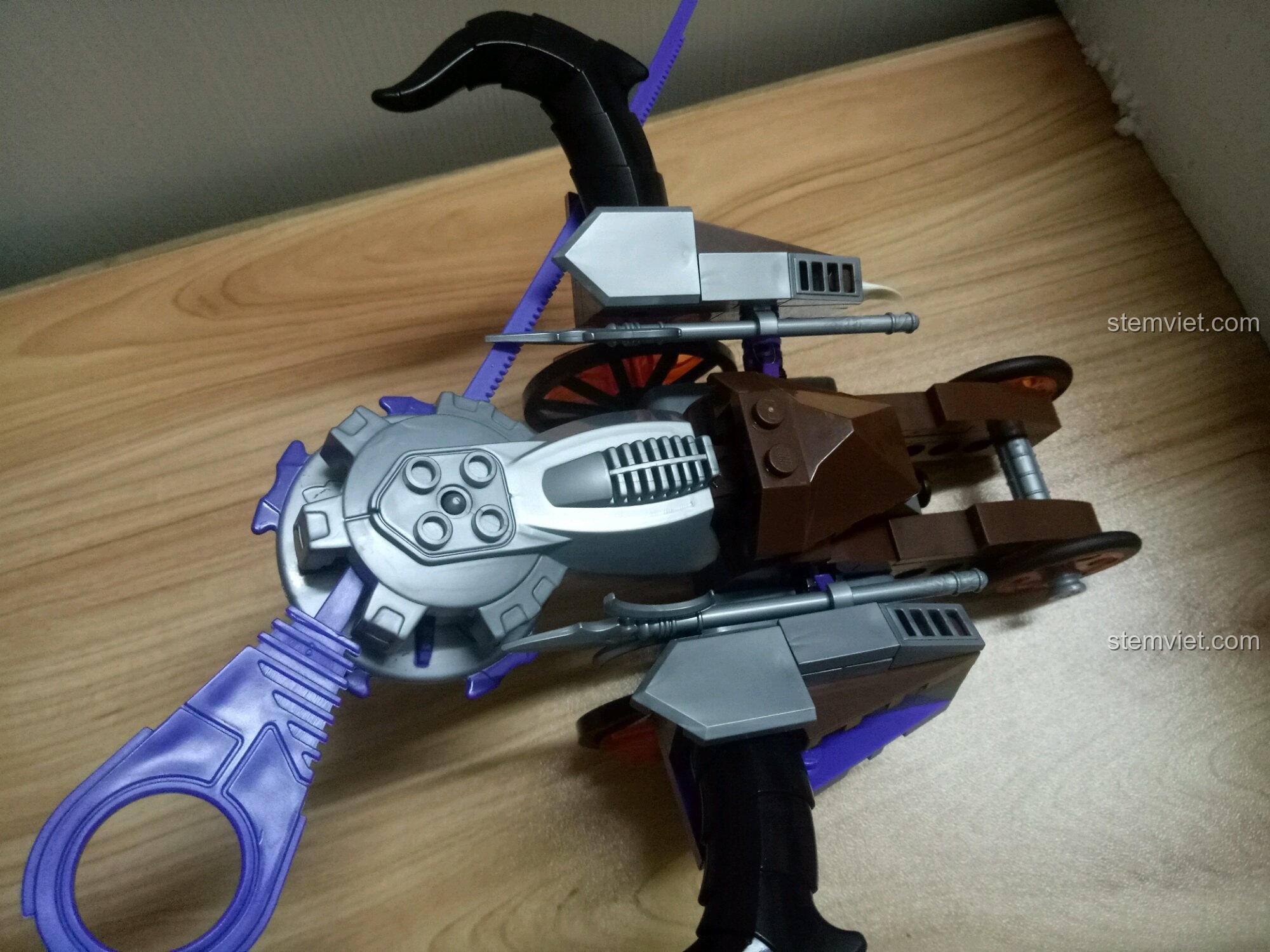 Nhìn từ trên xuống của mô hình xe yêu binh Enlighten 3801 với con quay