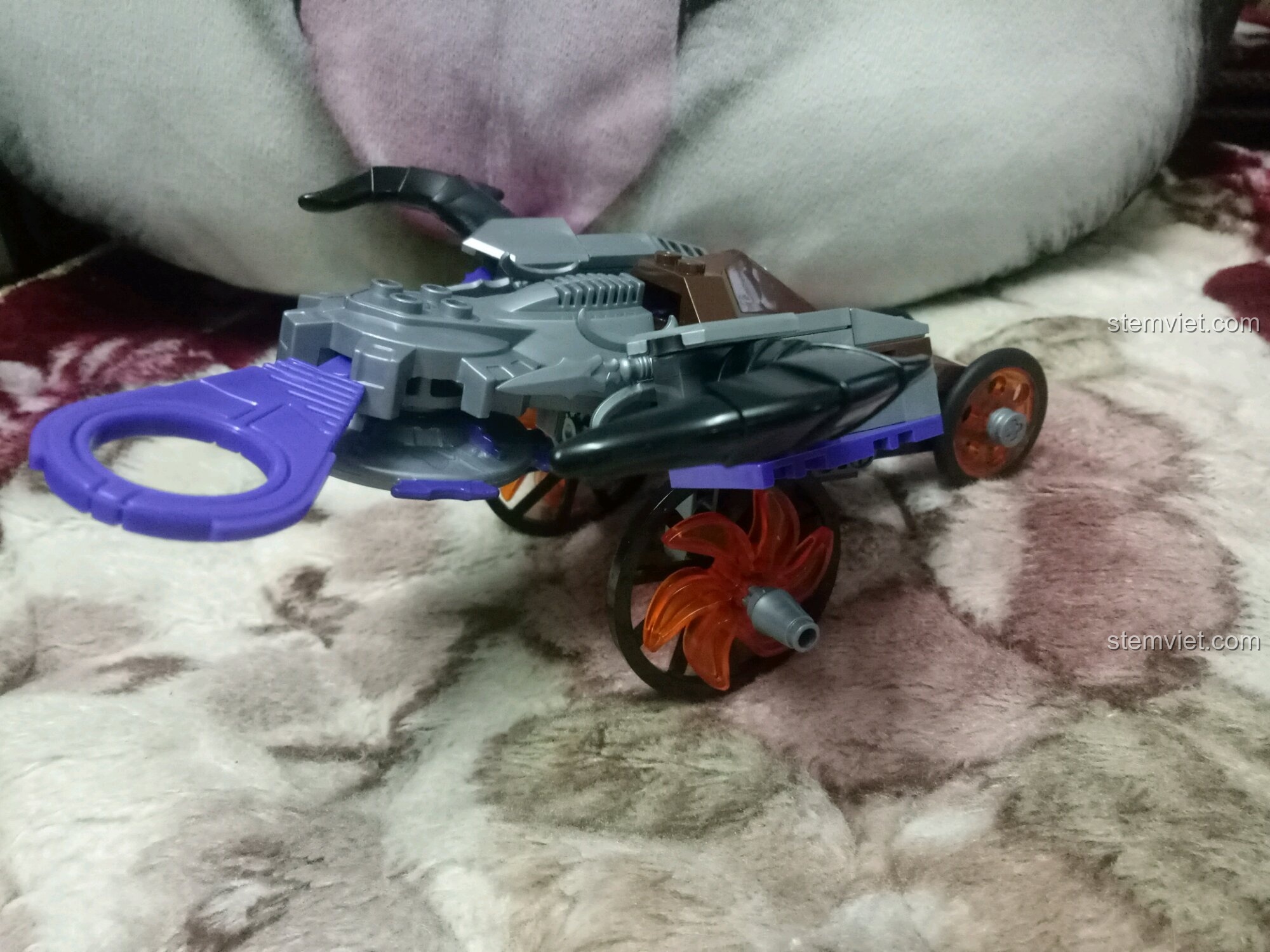 Xe yêu binh với cơ chế phóng con quay độc đáo trong bộ đồ chơi lắp ráp Qman 3801