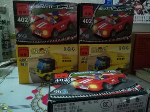Ảnh chụp nhiều hộp đồ chơi lắp ráp Enlighten 402 và 0381, trong đó nổi bật là bộ lắp ghép Xe thể thao màu đỏ cho bé trai 6 tuổi.