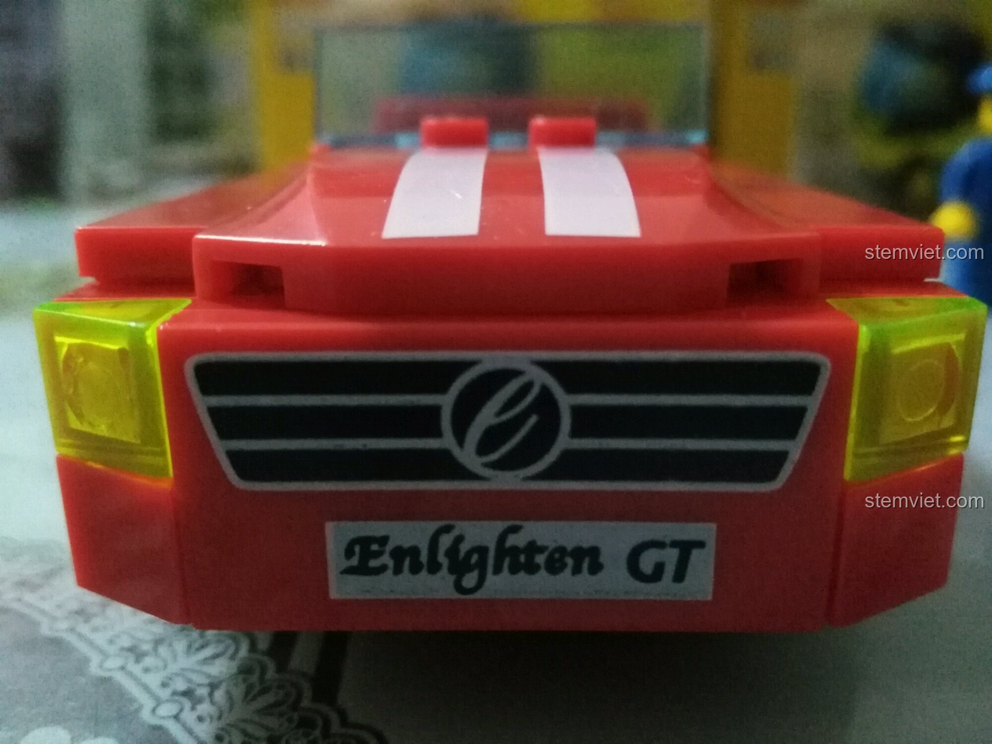 Cận cảnh minifigure tay đua của bộ Enlighten 402 với trang phục lịch lãm và biểu cảm độc đáo.