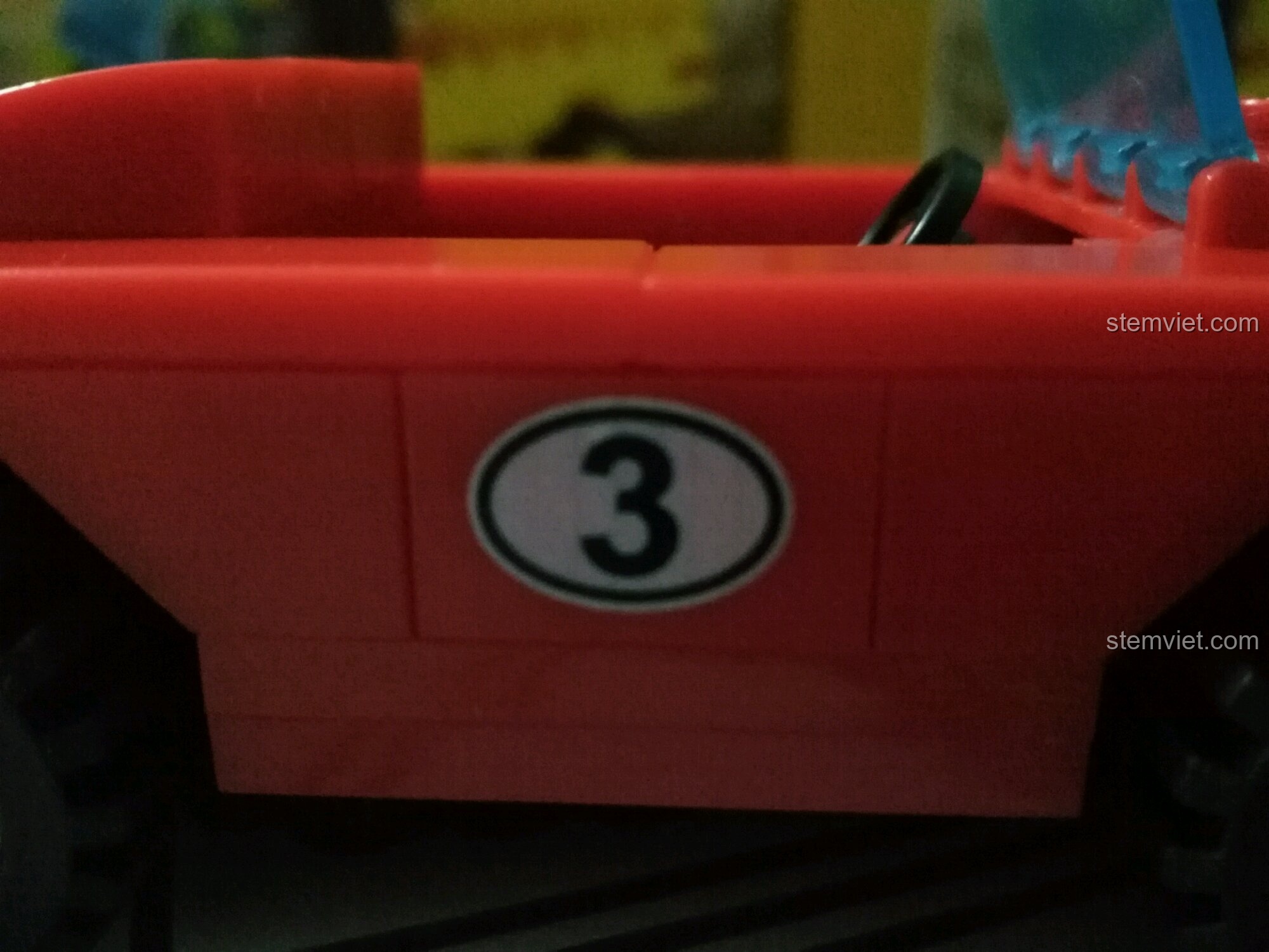 Nội thất bên trong của xe đua Enlighten 402 với vô lăng và bảng điều khiển chi tiết.