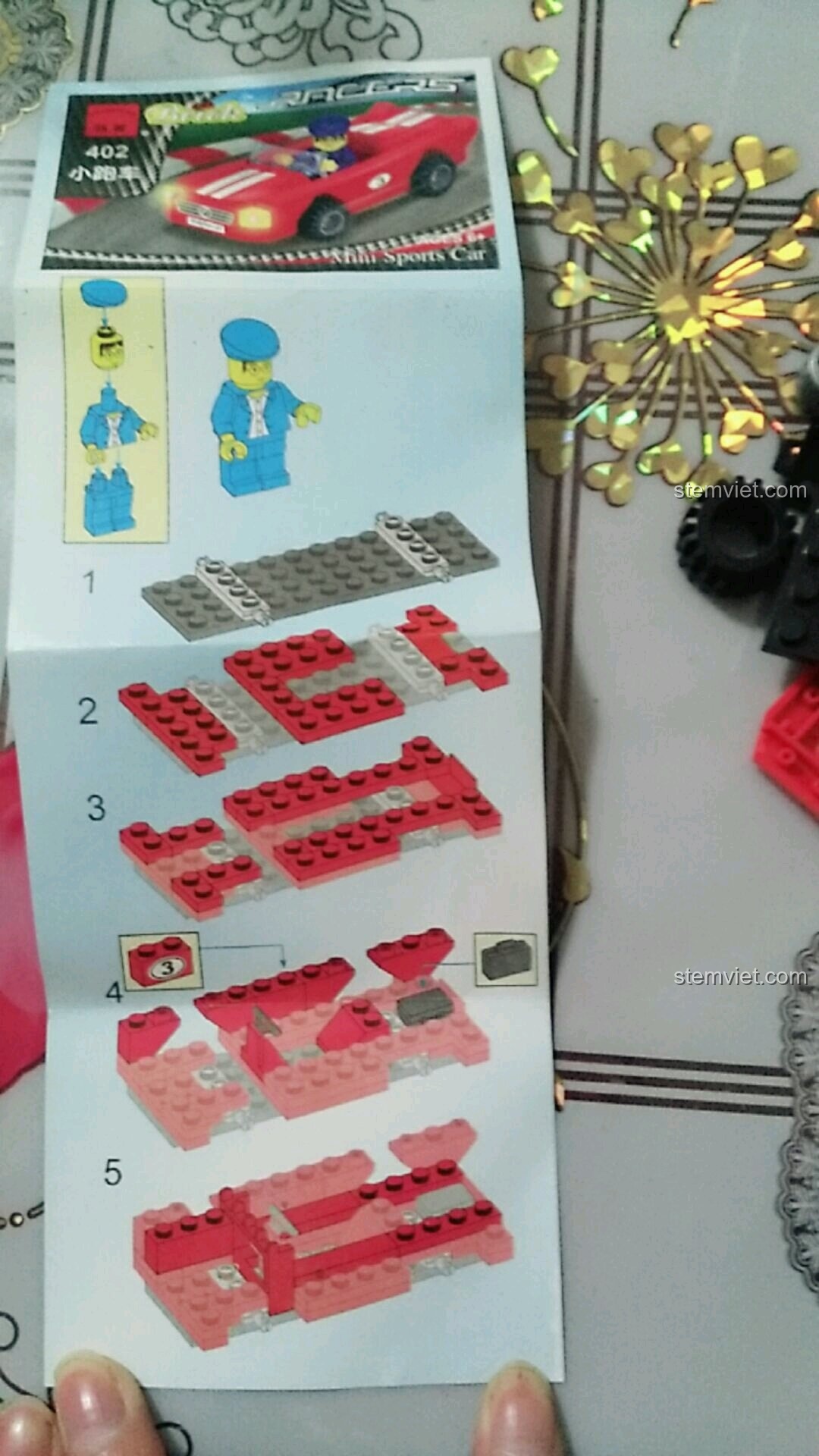 Trang hướng dẫn lắp ráp chi tiết cho mô hình Siêu xe mini màu đỏ 402, dễ dàng cho bé 6 tuổi làm theo.