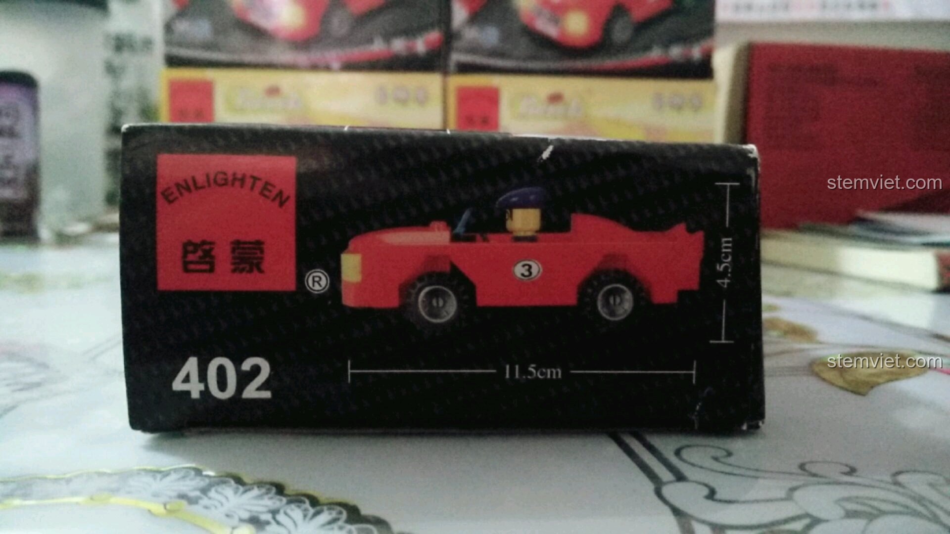 Ảnh thể hiện kích thước của mô hình xe đua Enlighten 402 sau khi lắp ráp là 11.5cm x 4.5cm.