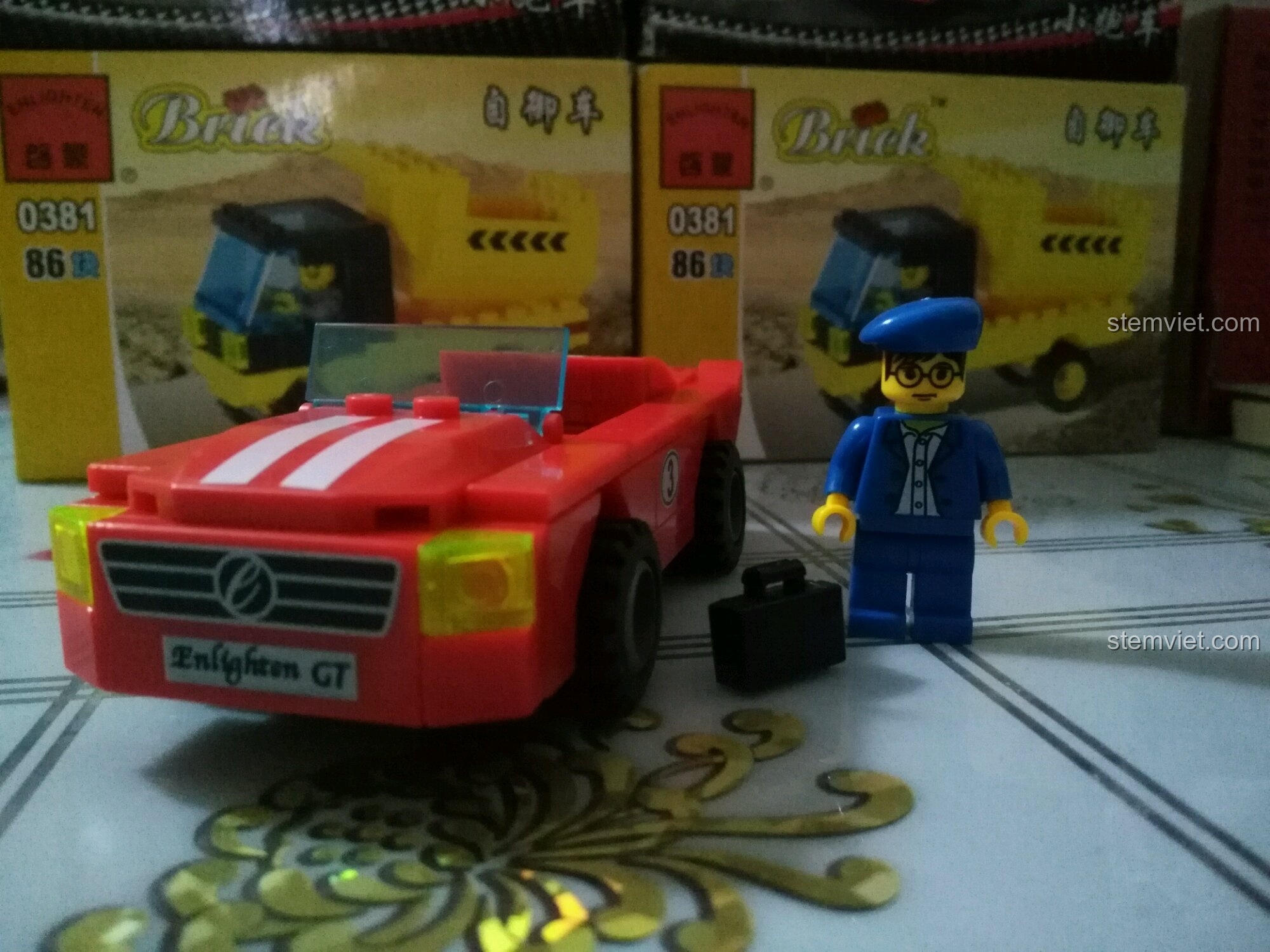 Mô hình Xe thể thao màu đỏ Enlighten 402 hoàn chỉnh cùng minifigure tay đua và chiếc cặp táp.