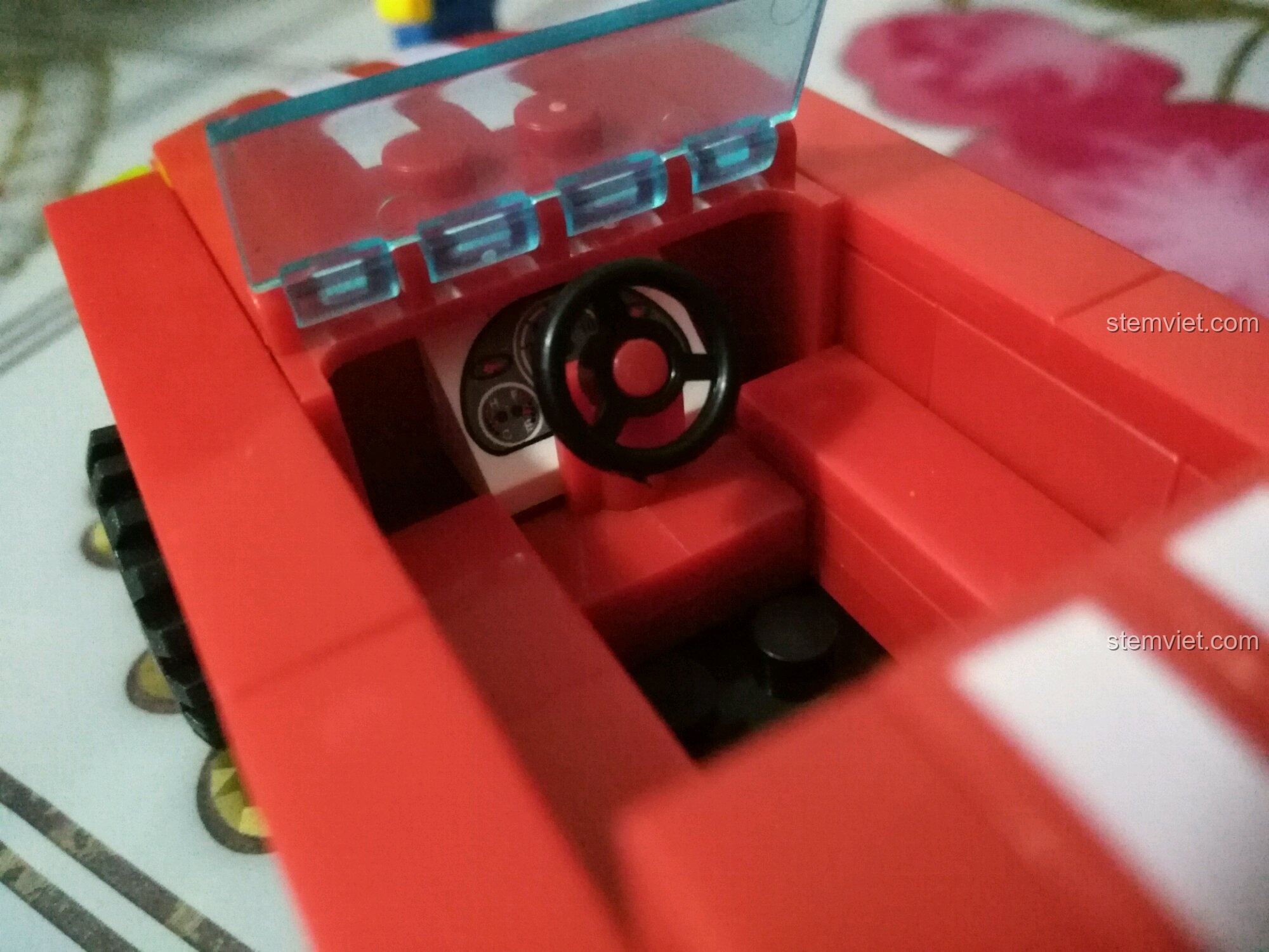 Phần đầu xe của mô hình Enlighten 402 với chi tiết in sắc nét, mang lại vẻ ngoài cổ điển và sang trọng.